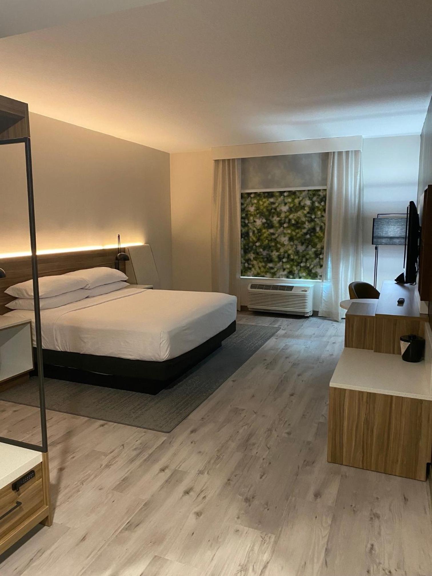 King Room, Mobility Accessible, Roll-in Shower, Non-Smoking thumbnail 6