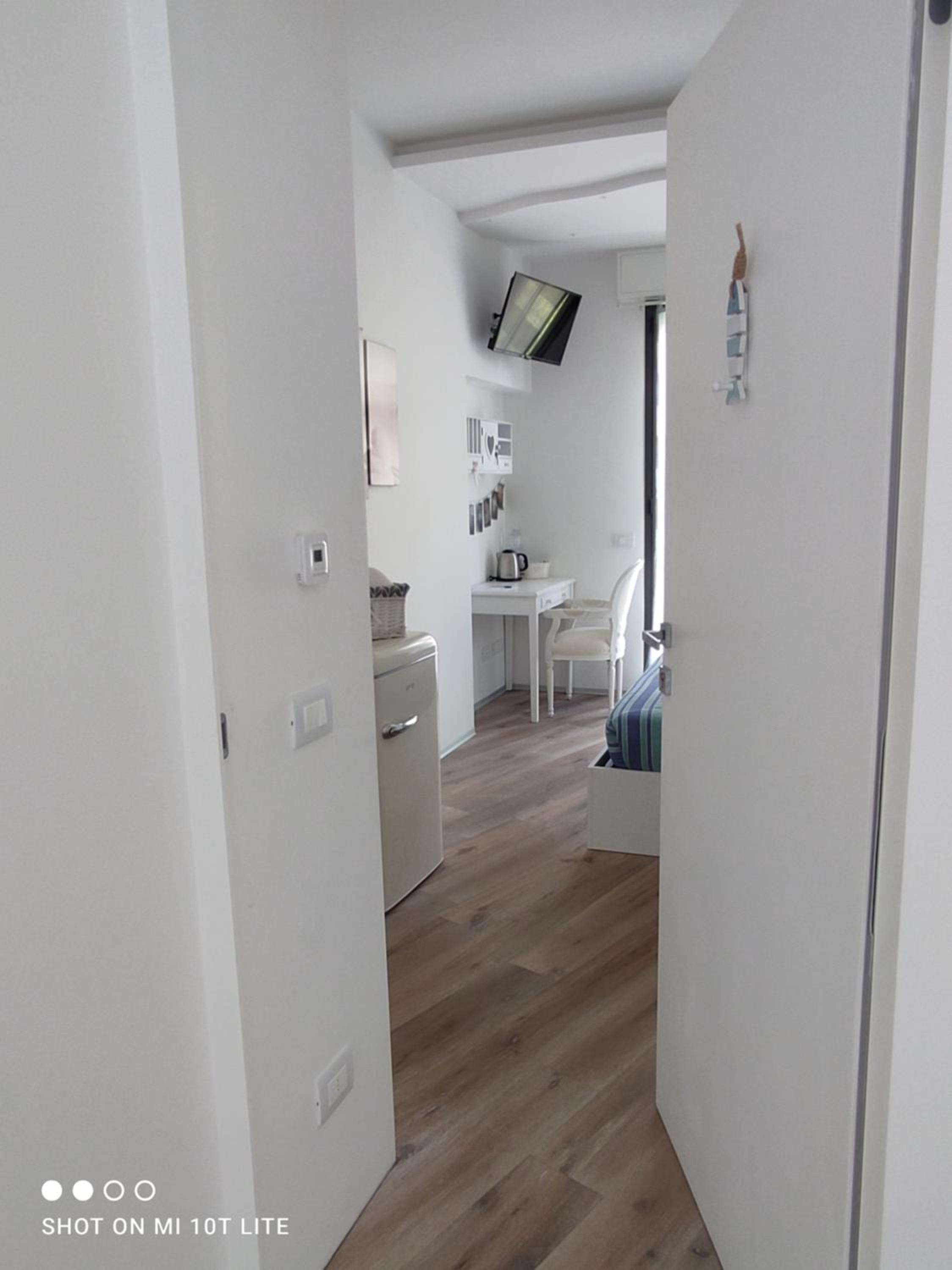 Double Room - Photo 9
