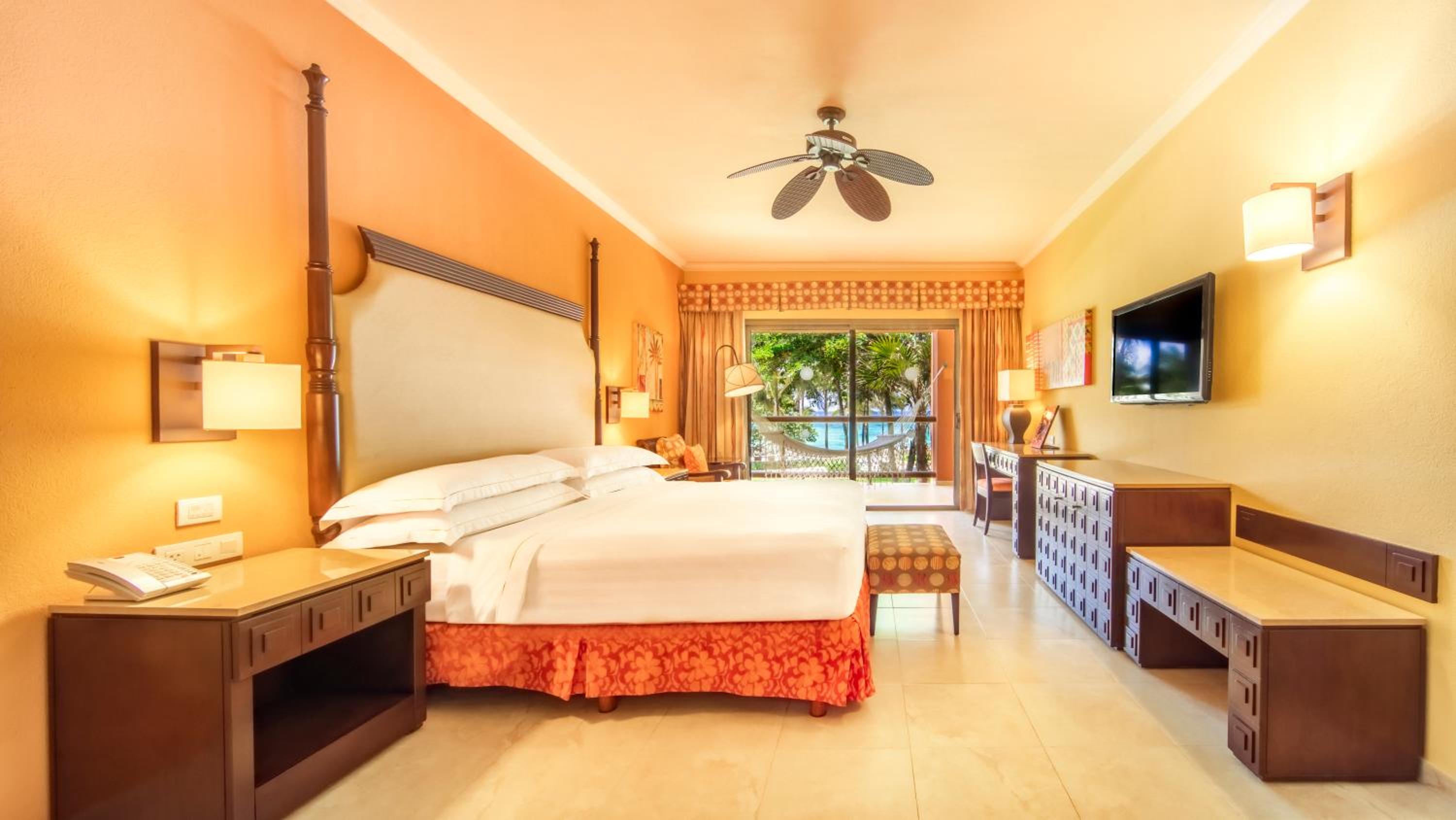 Junior Suite Ocean Front Premium Level (3 Adults + 2 Children)