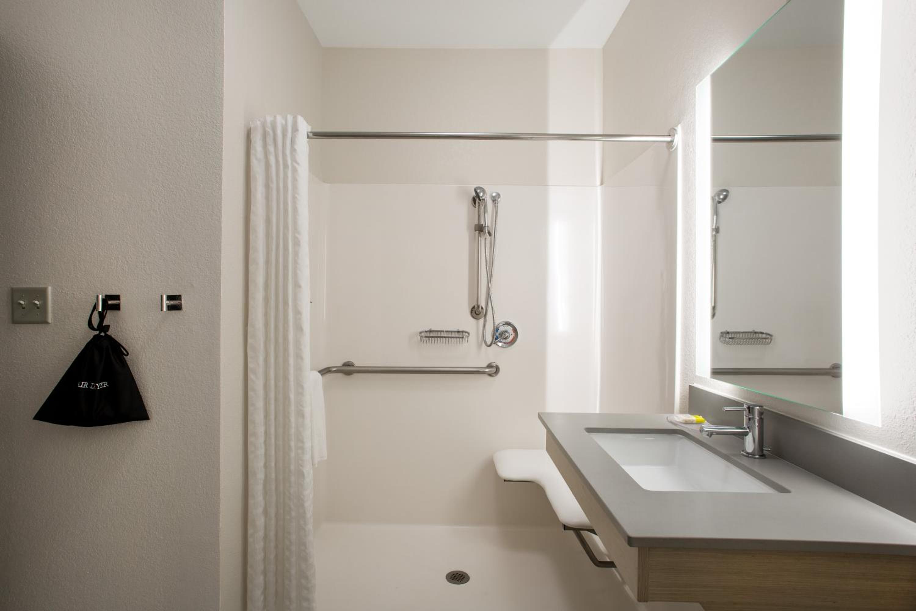 Queen Studio Suite - Mobility Access Tub/Non-Smoking - Photo 4