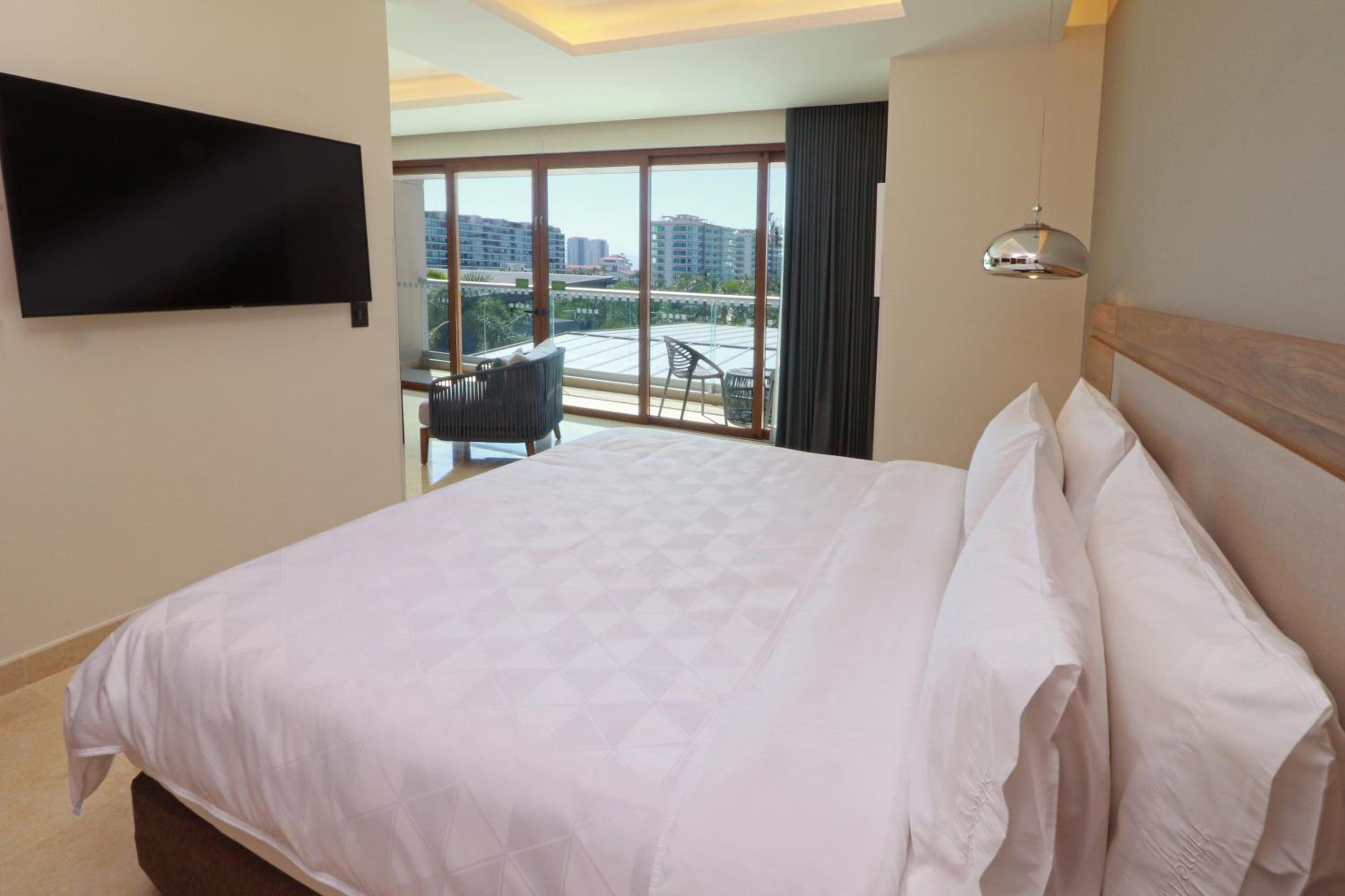 King Suite with City View - Photo 8