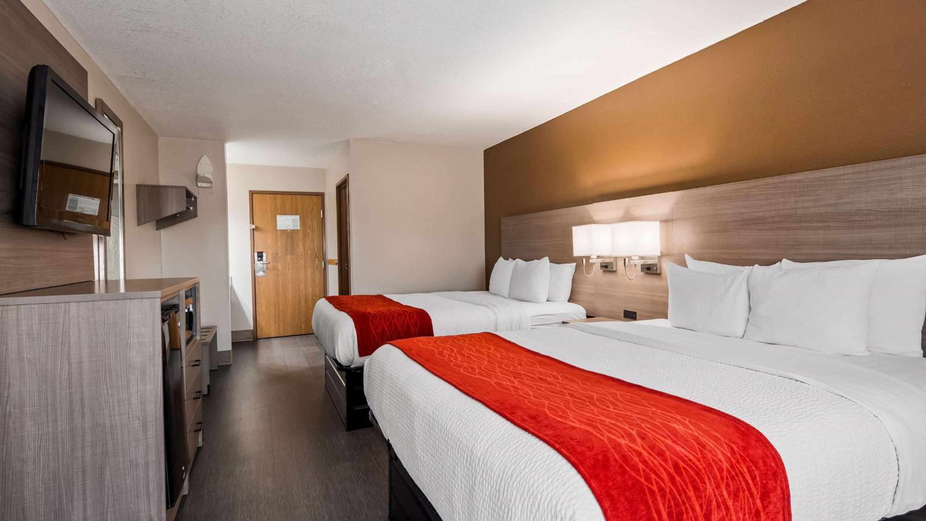 Queen Room with Two Queen Beds - Photo 3