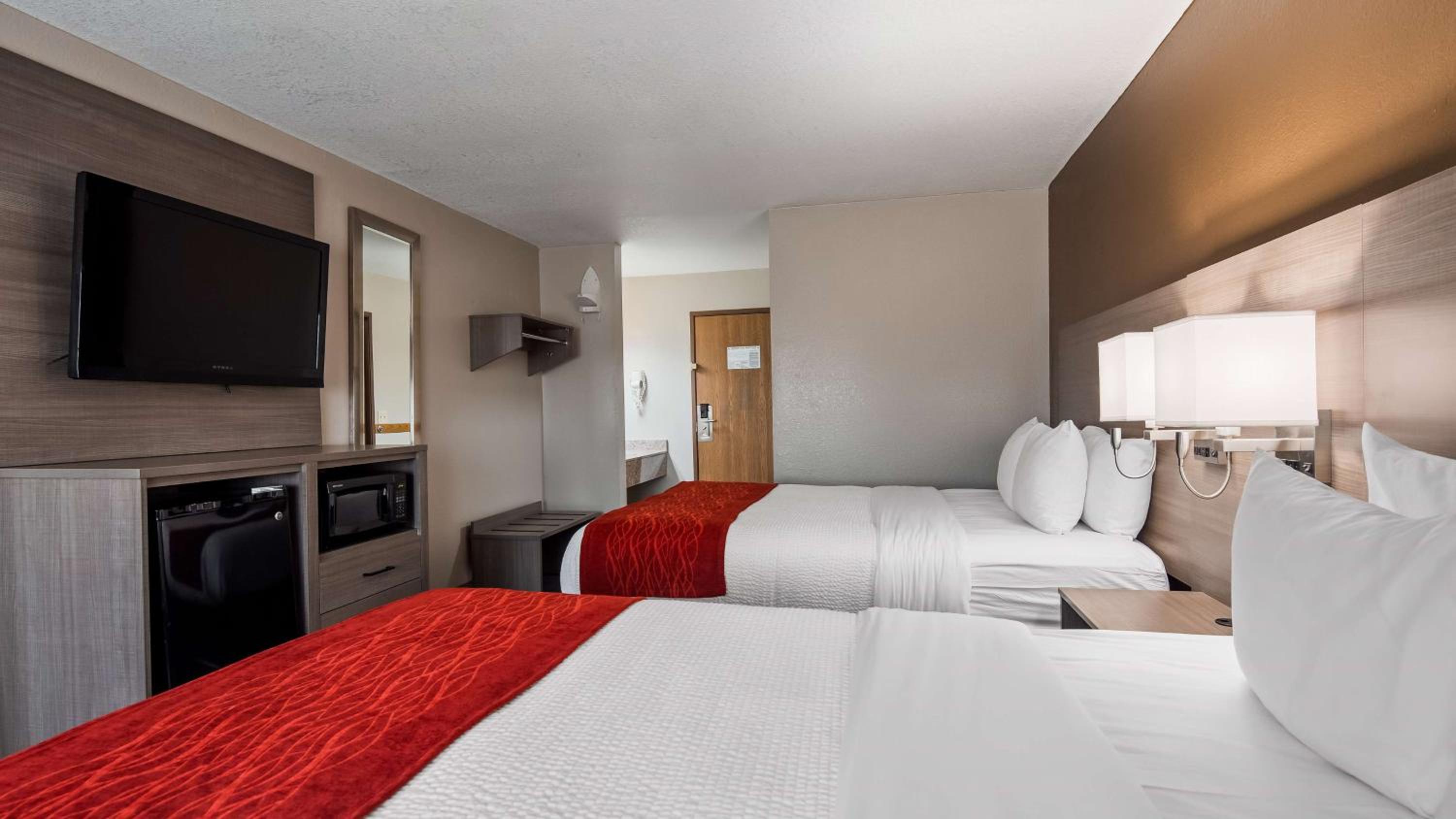 Queen Room with Two Queen Beds - Photo 4
