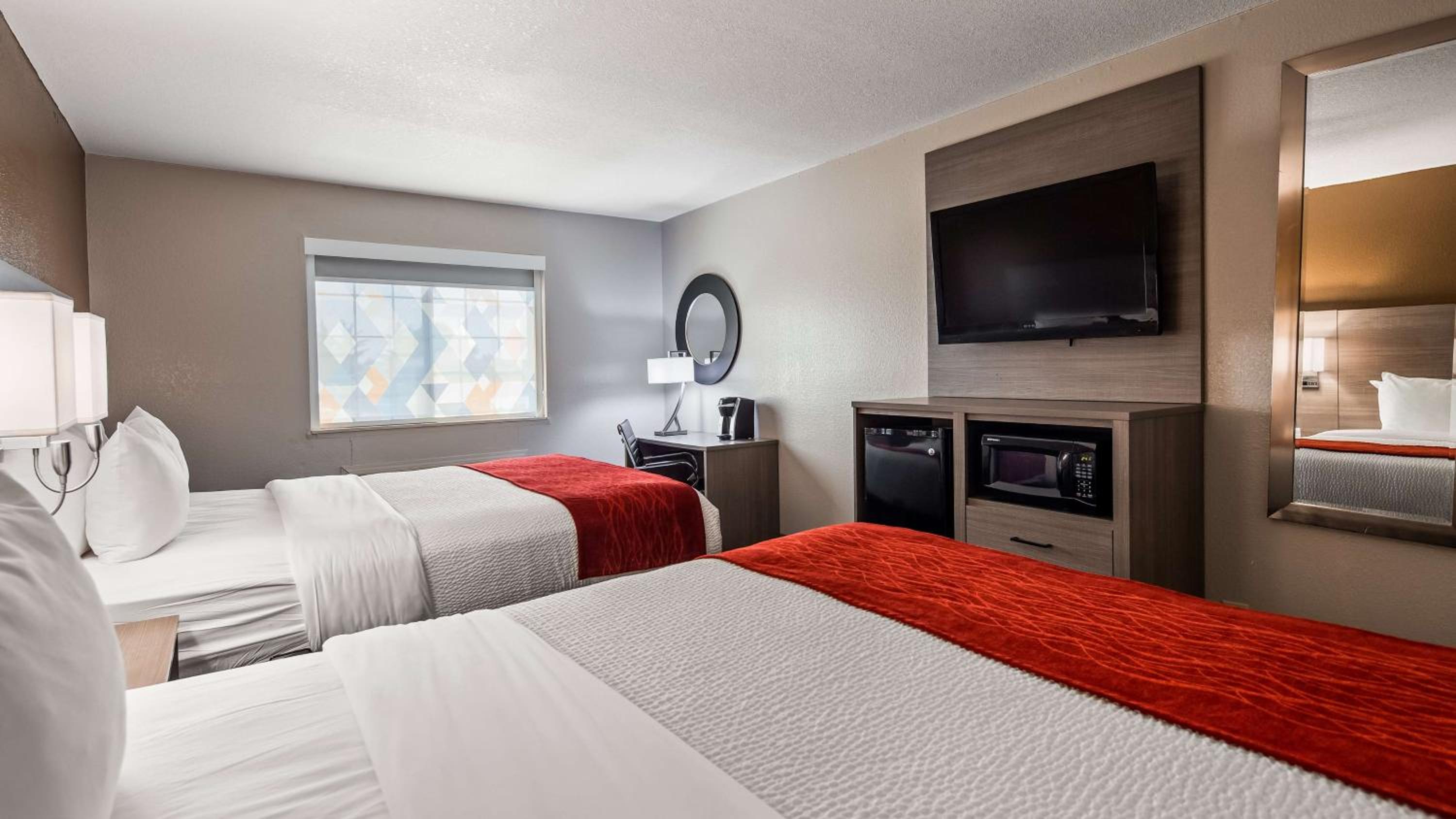 Queen Room with Two Queen Beds - Photo 2