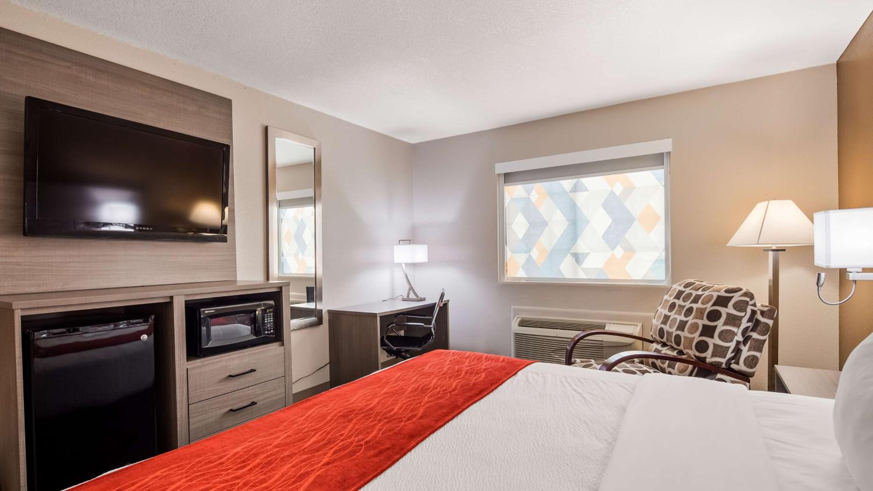 King Room with Walk-In Shower - Mobility Access photo 3