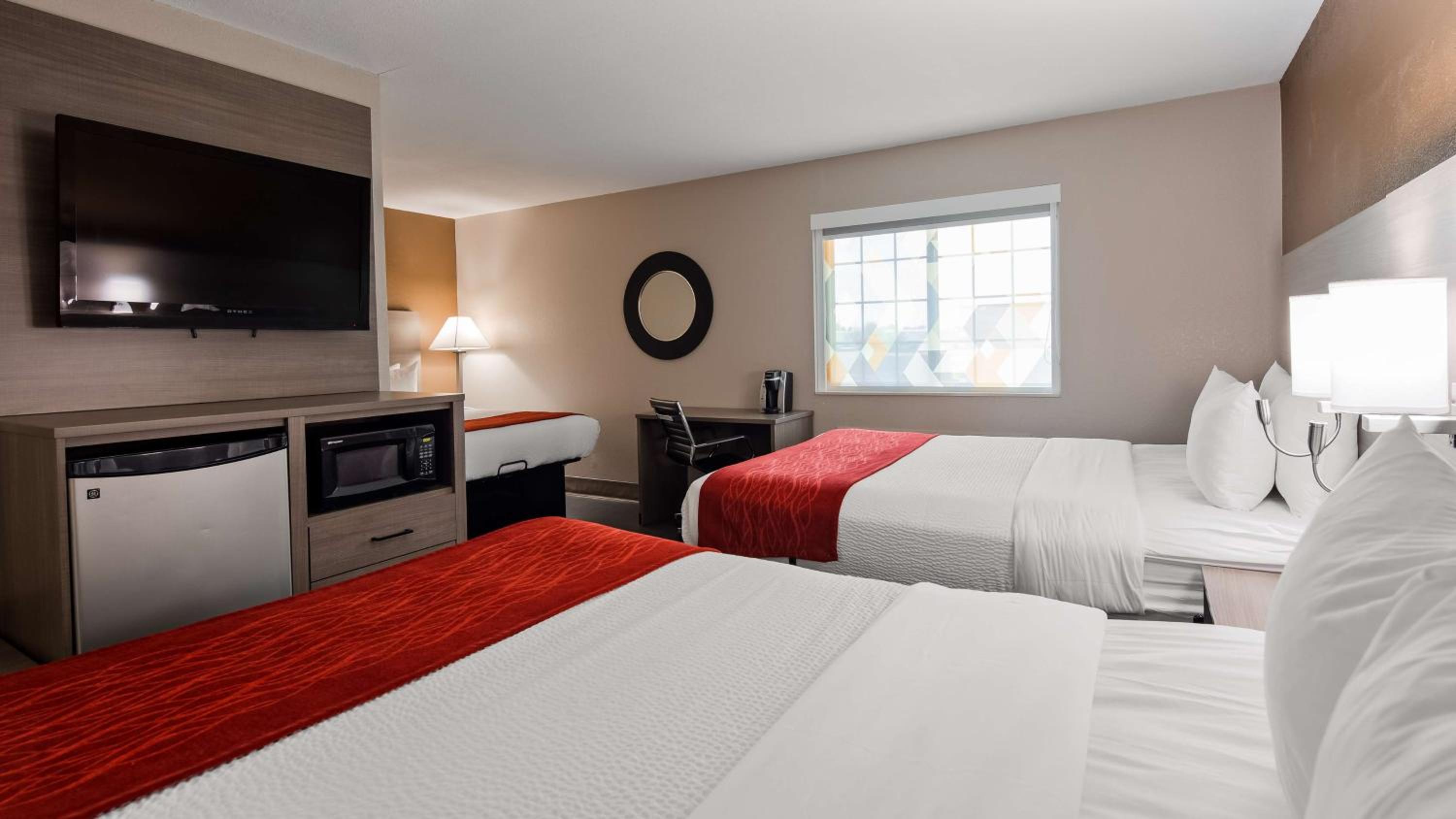 Queen Room with Three Queen Beds - Non-Smoking - Photo 4