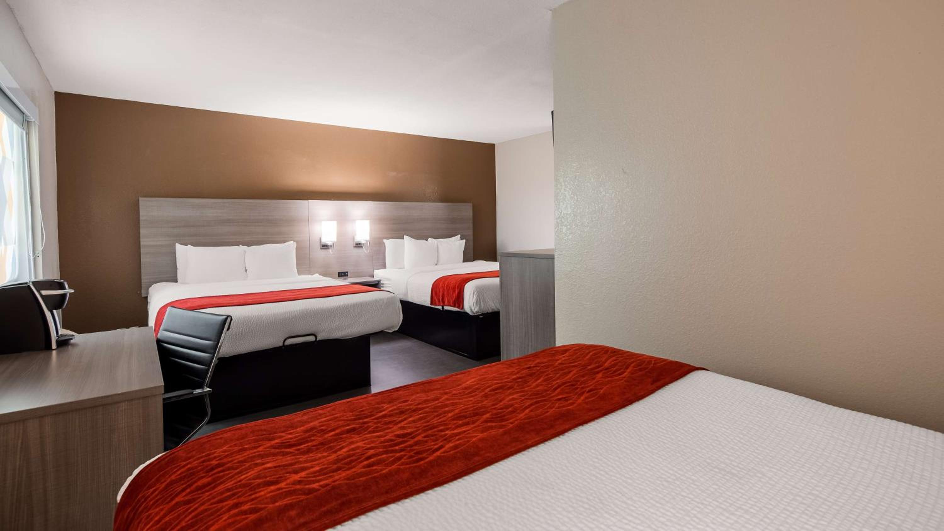 Queen Room with Three Queen Beds - Non-Smoking - Photo 5