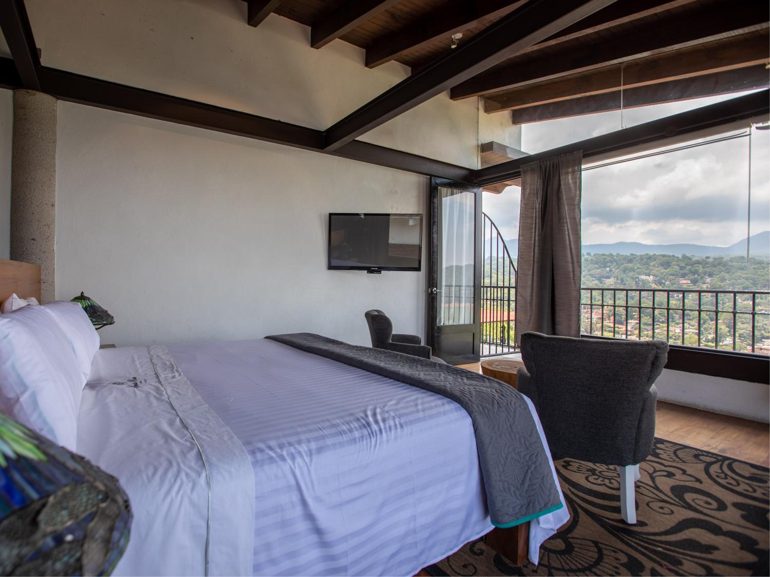 Suite with Hot Tub photo 2