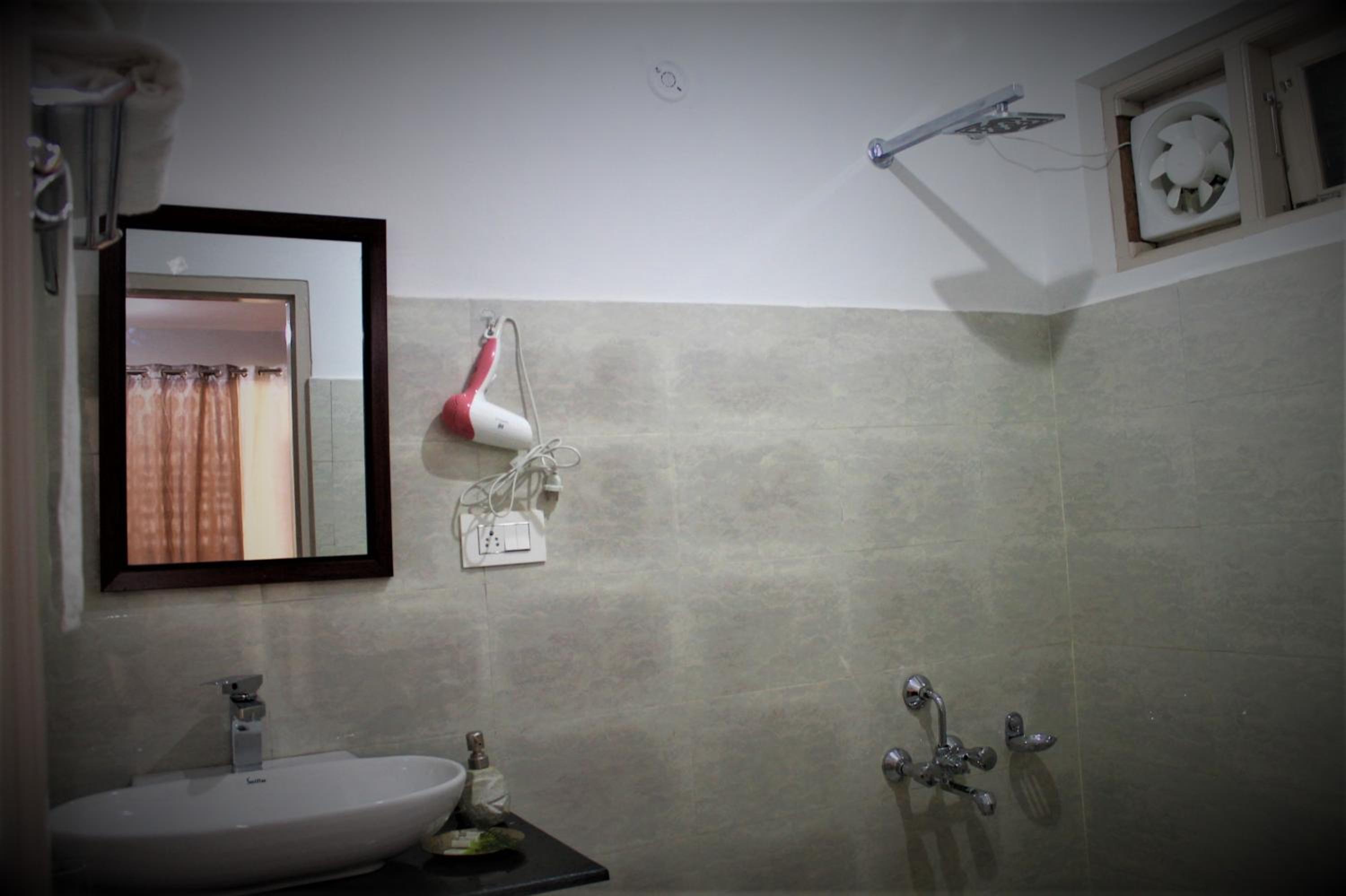 Deluxe Double Room with Balcony - Photo 10