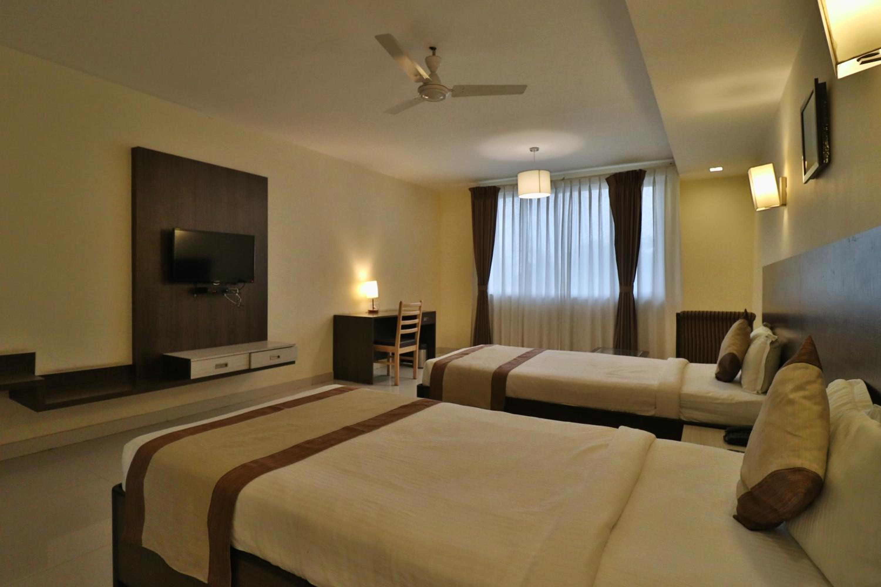 Deluxe Double Room - Photo 9