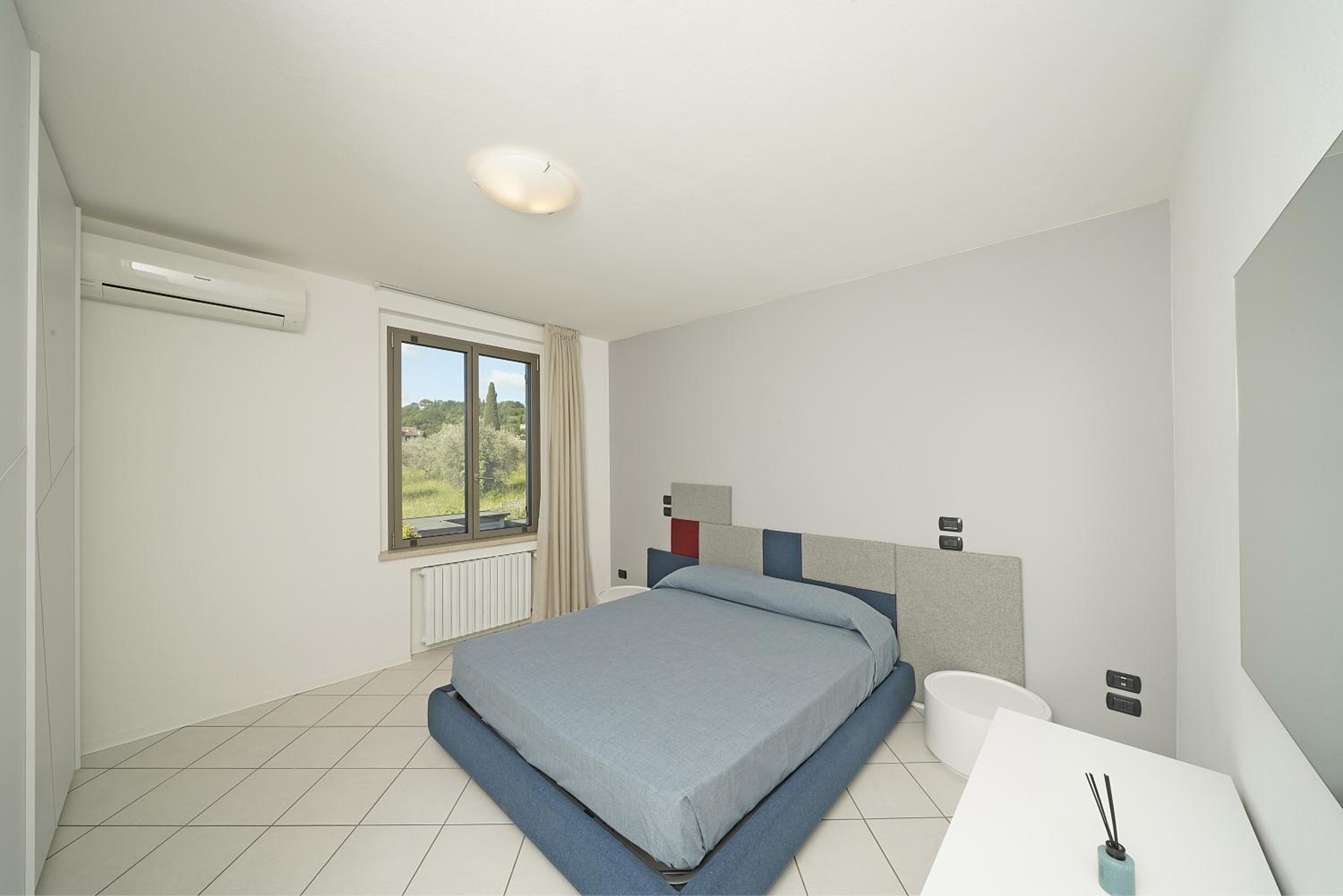Two-Bedroom Apartment with Lake View - Photo 18