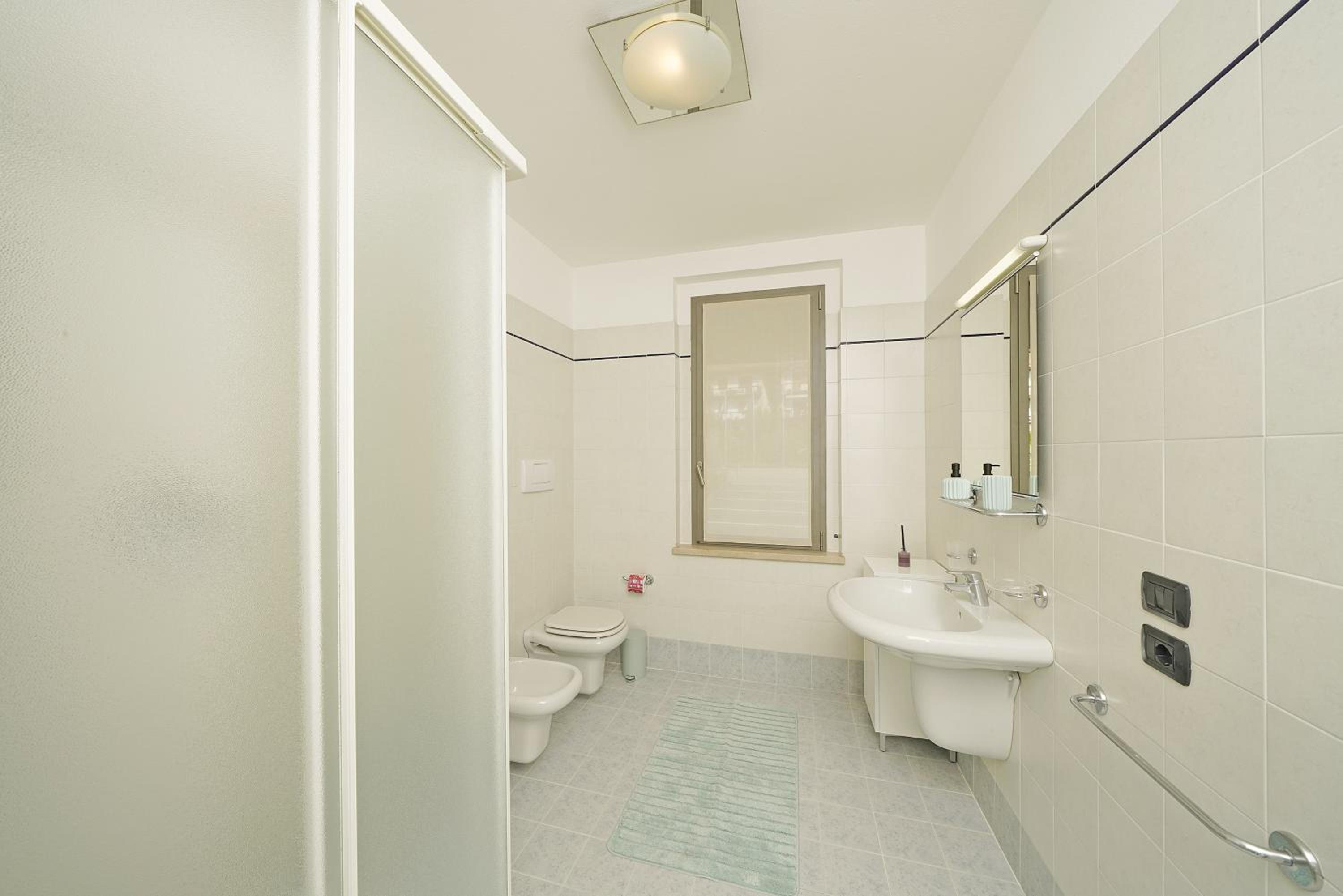 Two-Bedroom Apartment with Lake View - Photo 20
