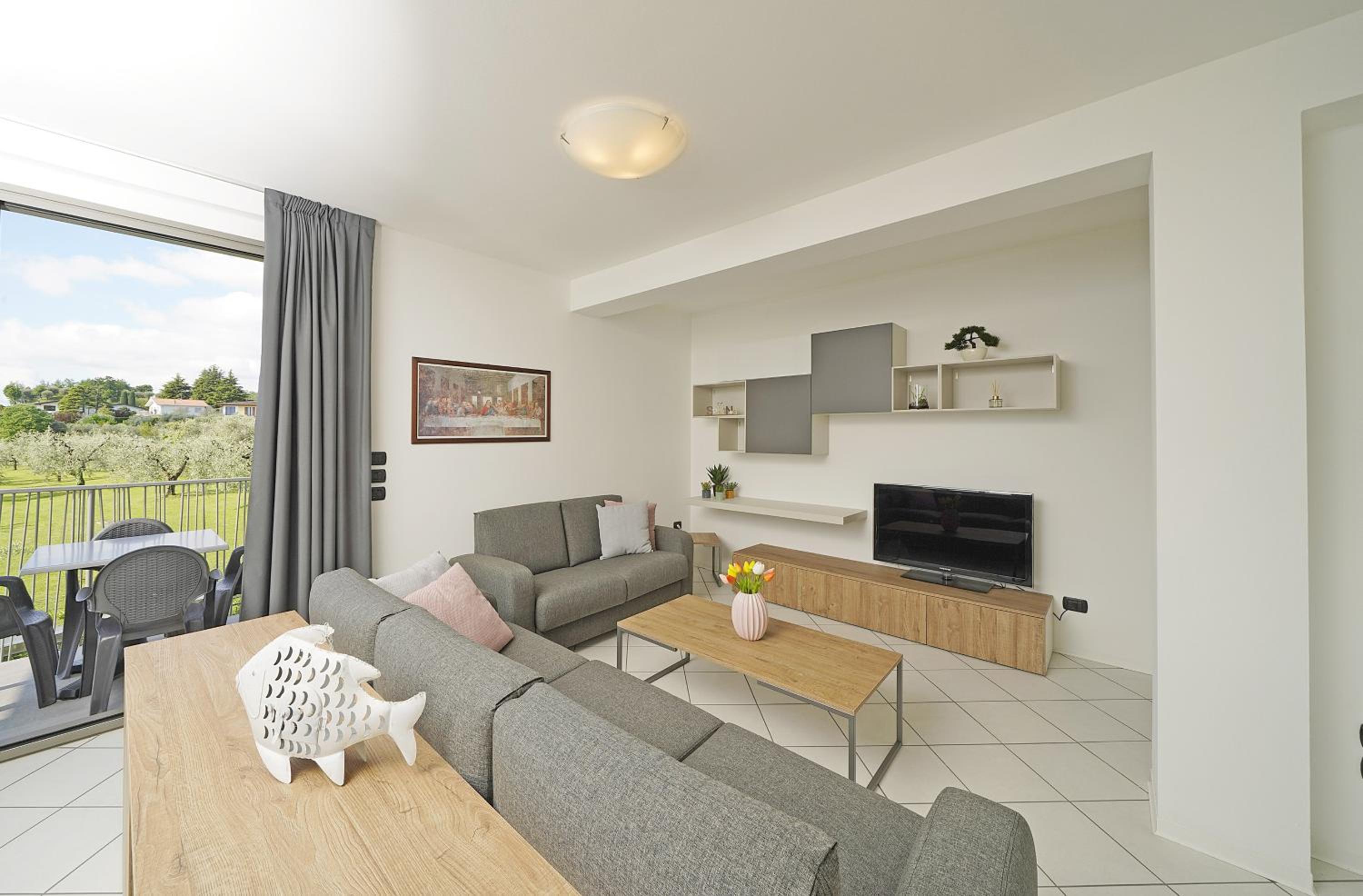 Two-Bedroom Apartment with Lake View - Photo 3