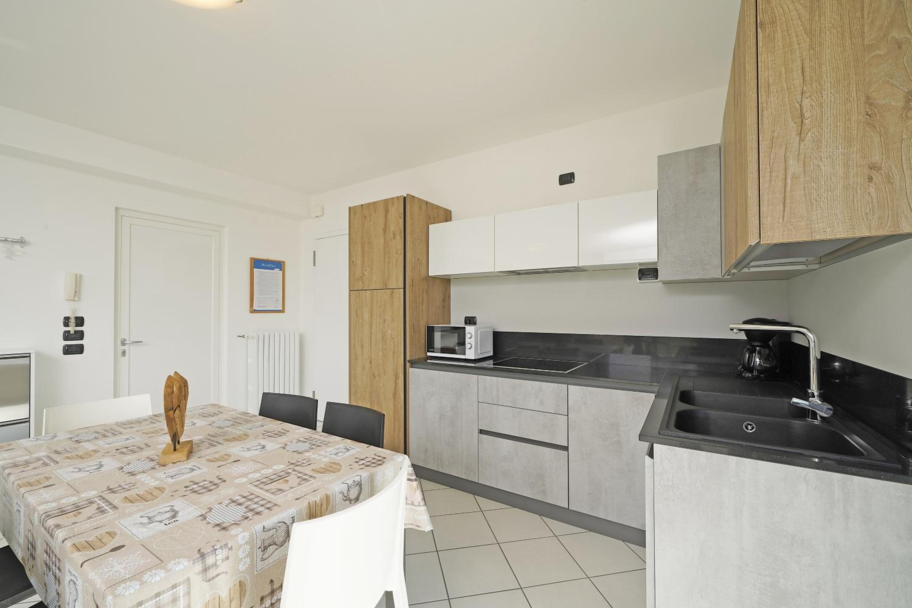 Two-Bedroom Apartment with Lake View - Photo 2