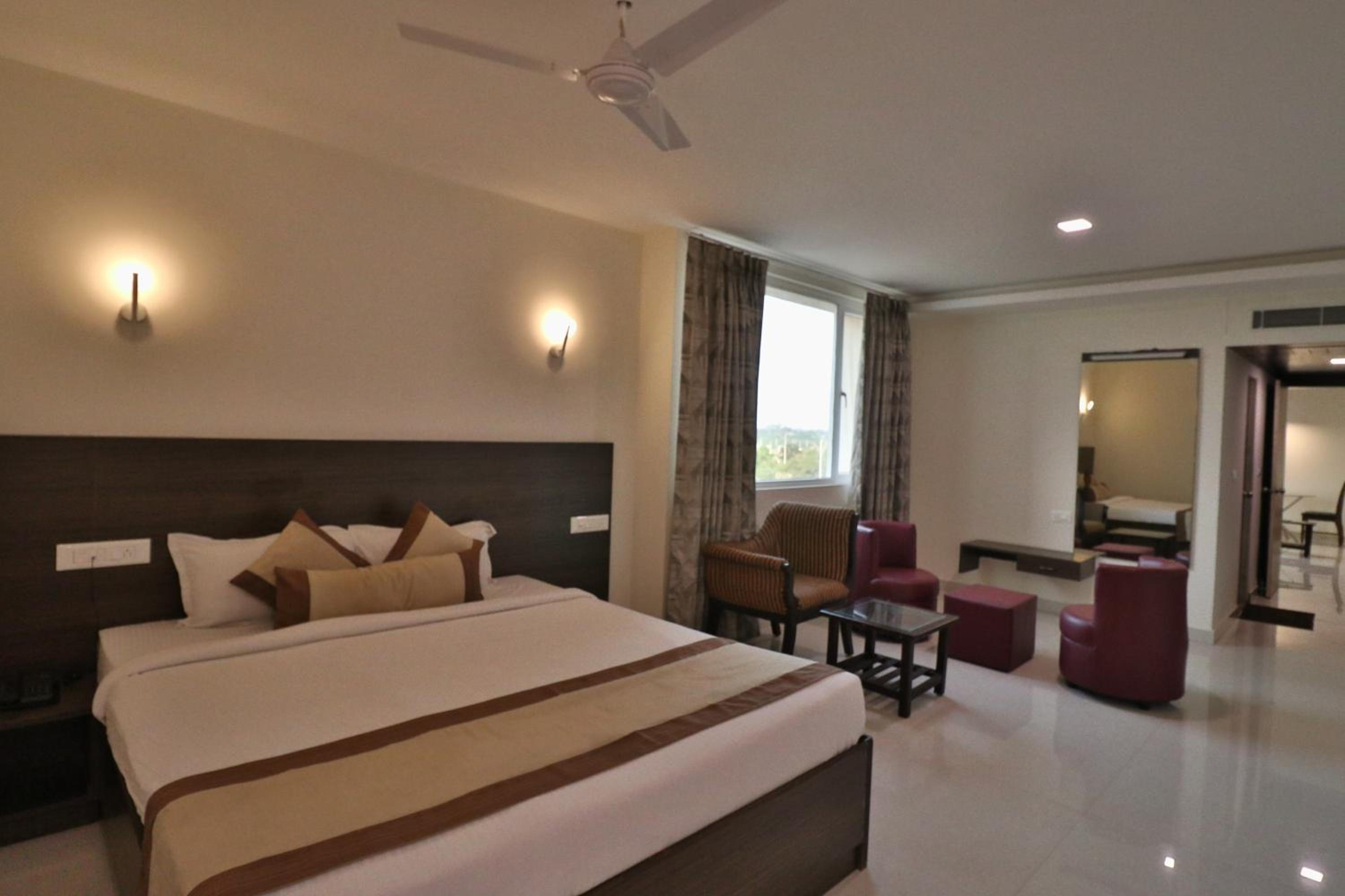 Executive Suite - Photo 6