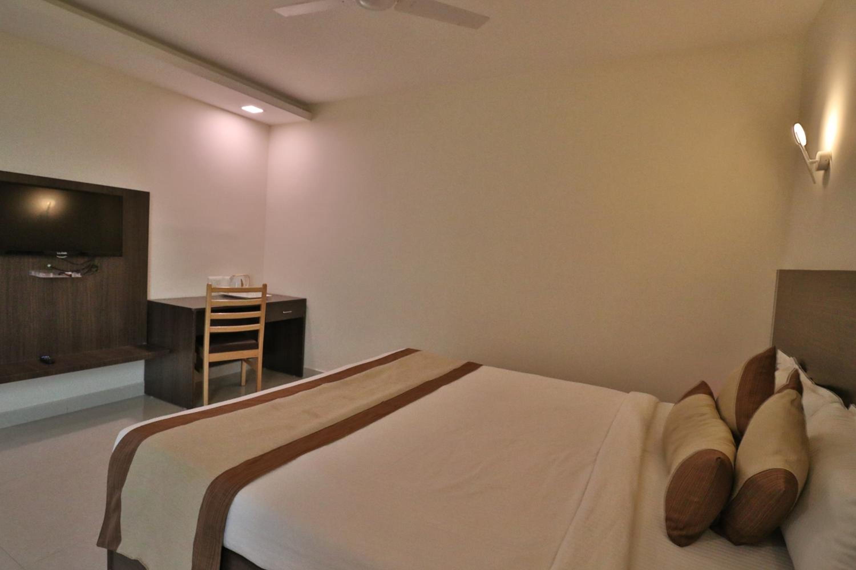 Executive Suite - Photo 3