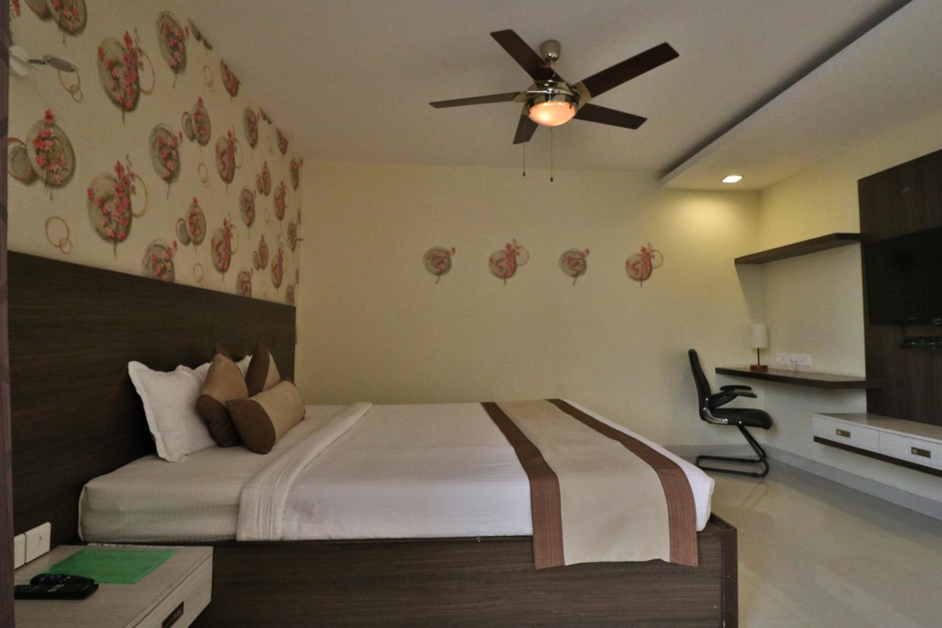 Executive Suite - Photo 5