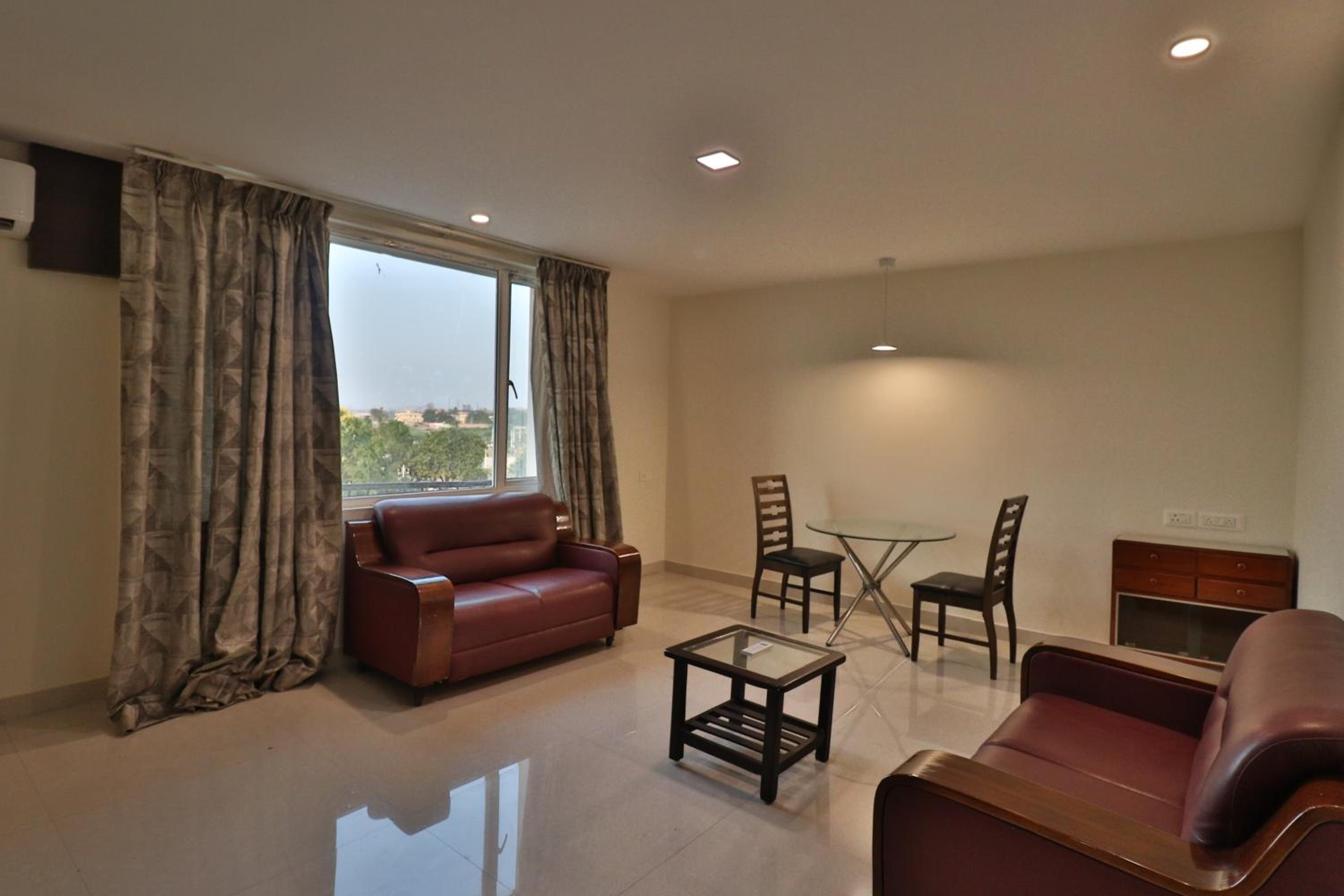 Executive Suite - Photo 4