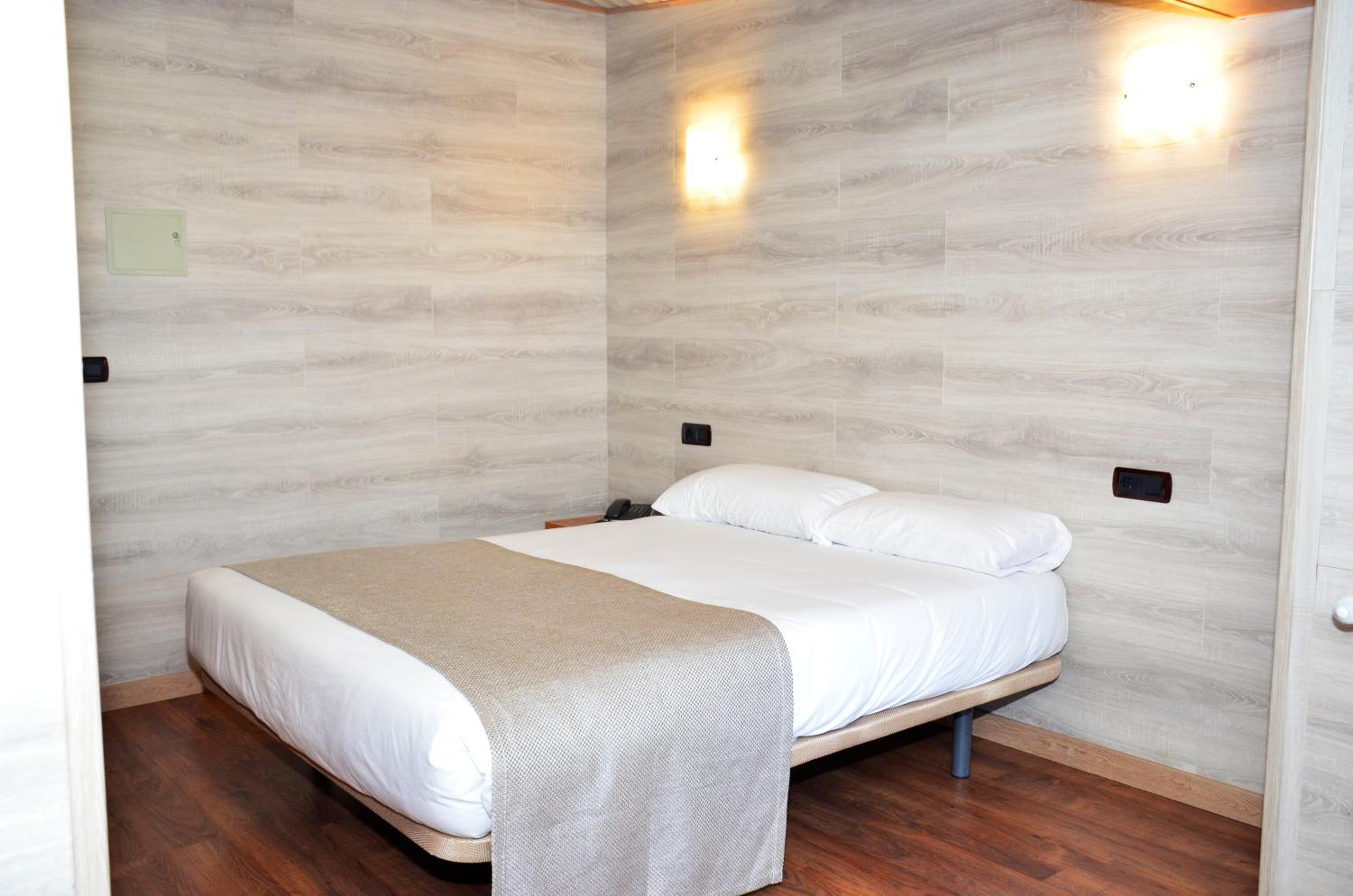Budget Double Room photo 2
