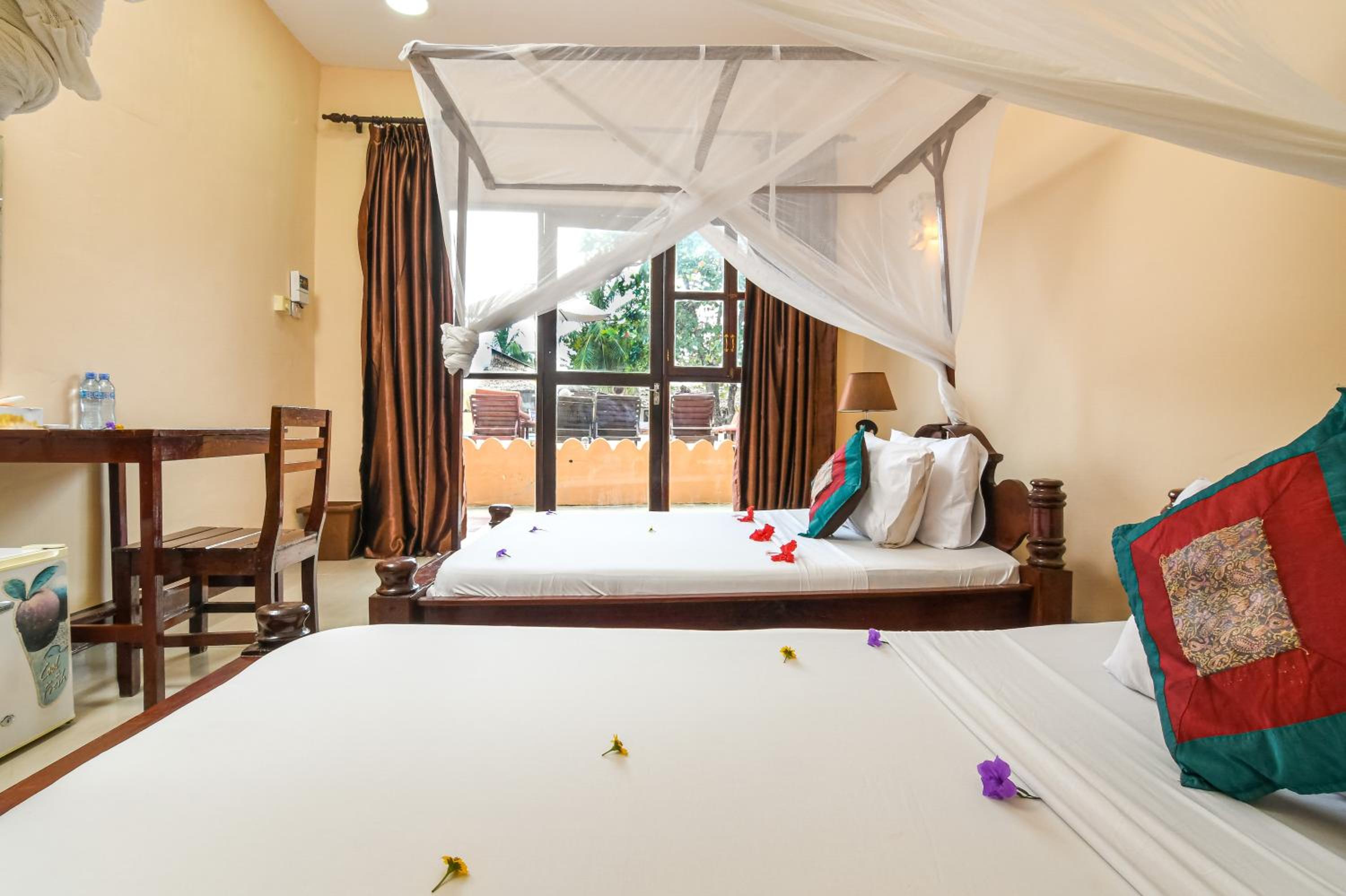 Twin Room with Pool View photo 1