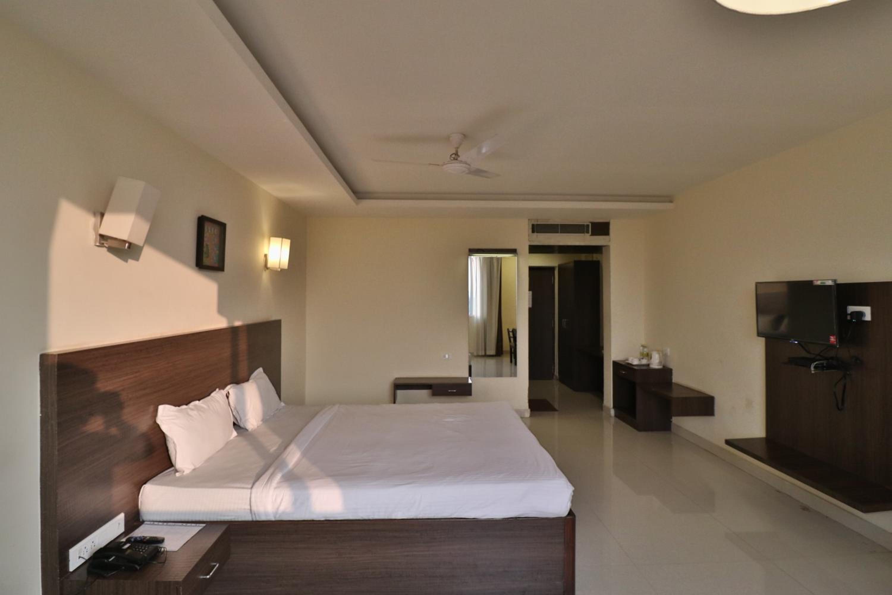 Deluxe Double Room - Photo 11