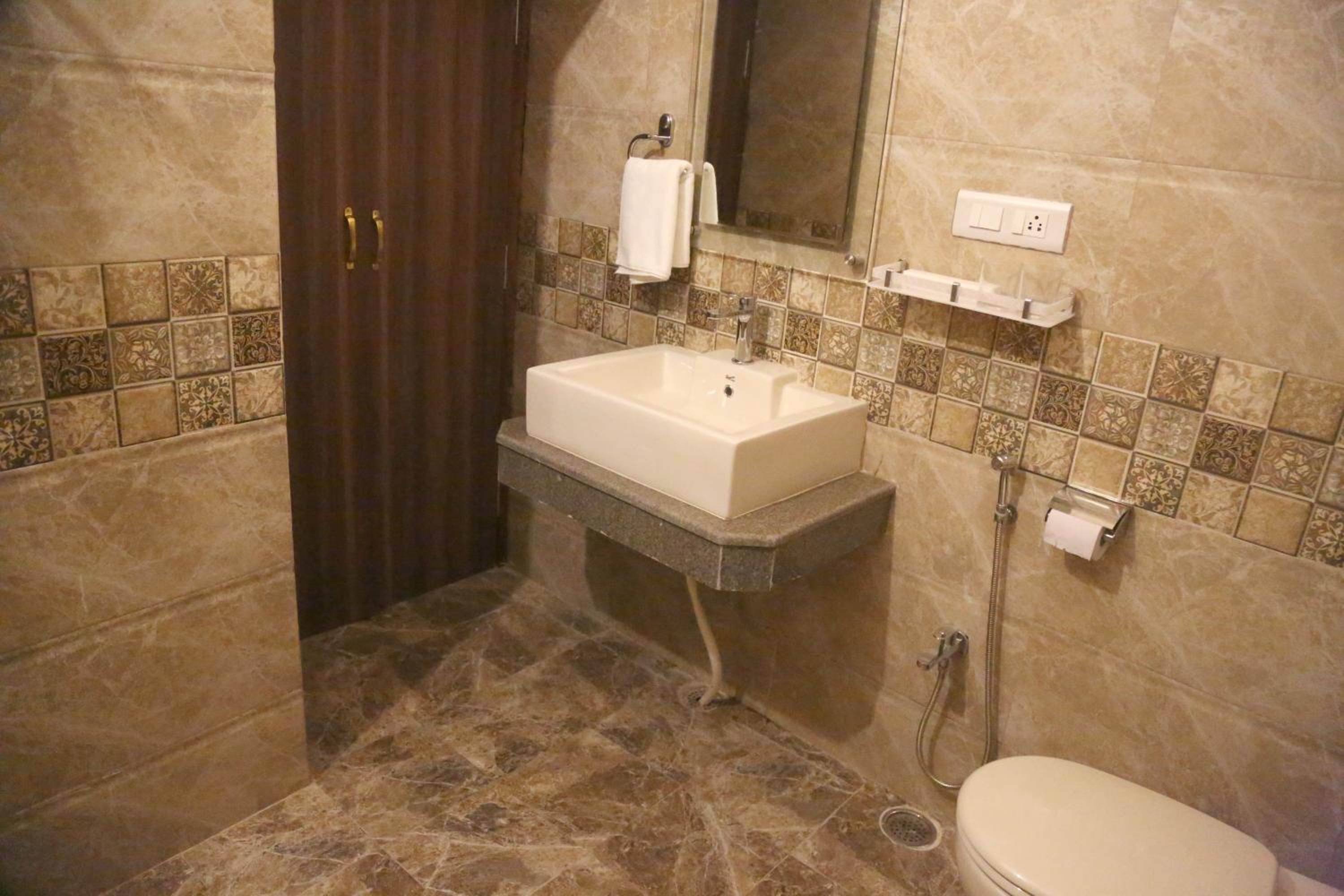 Deluxe King Suite - Photo 7