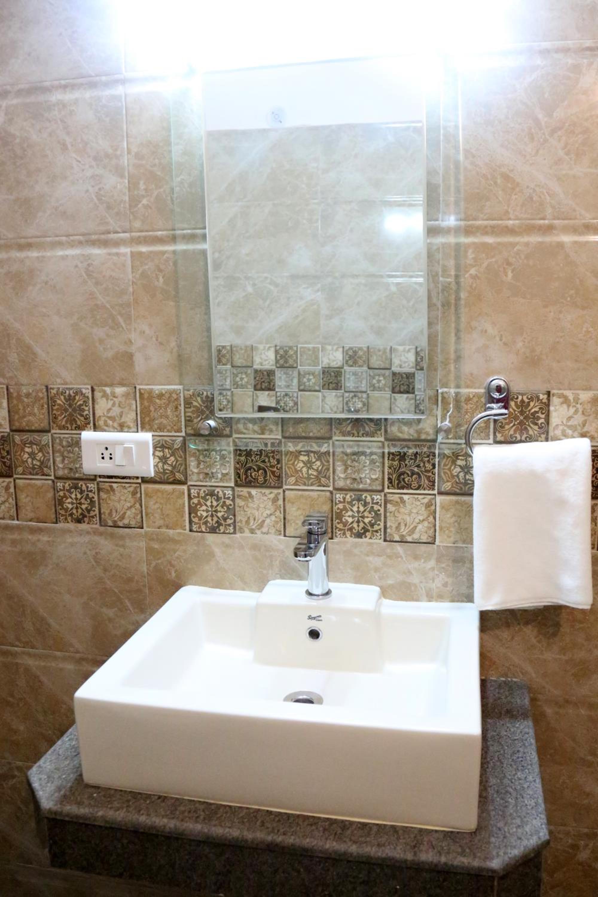 Deluxe King Suite - Photo 6