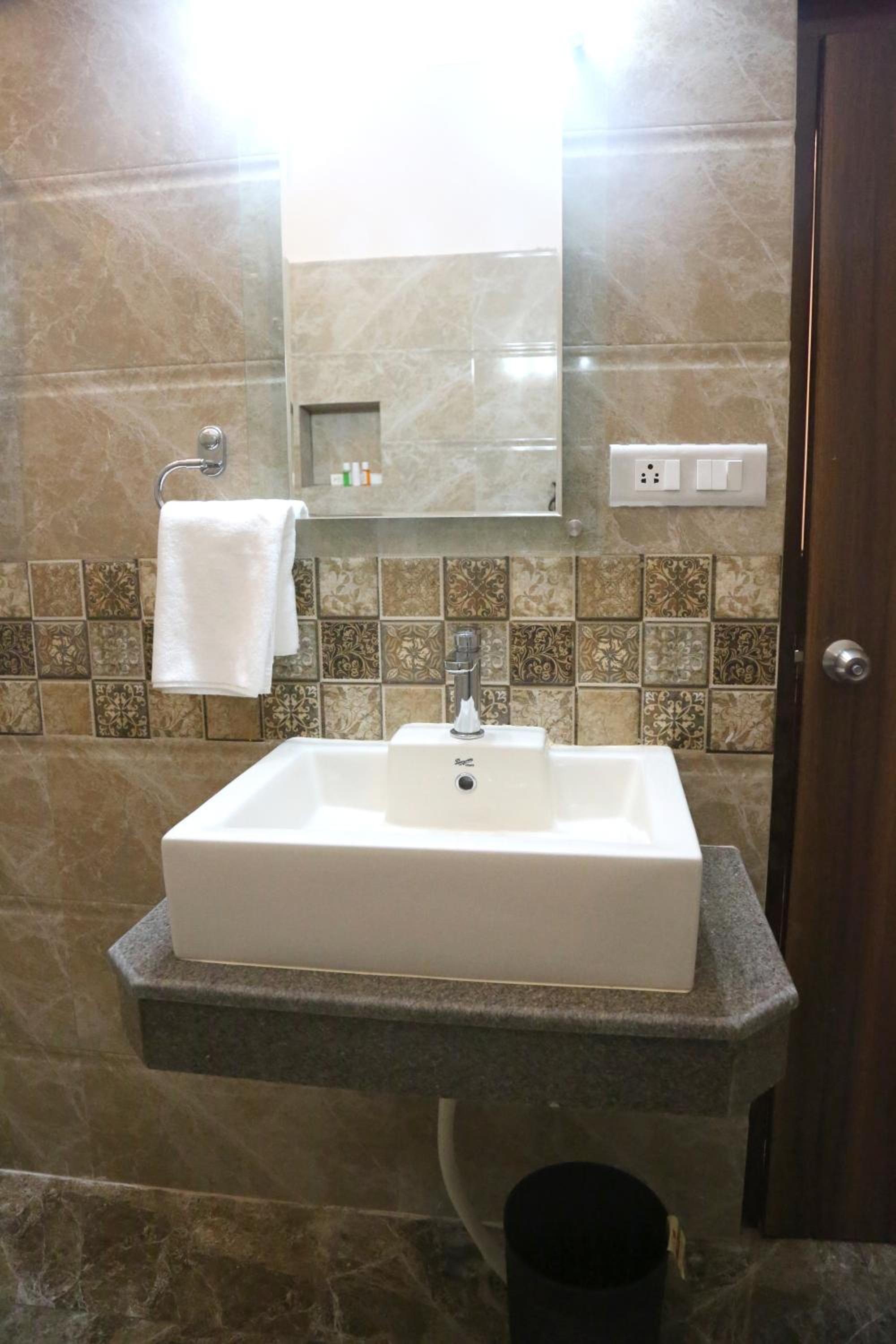 Deluxe Suite - Photo 11