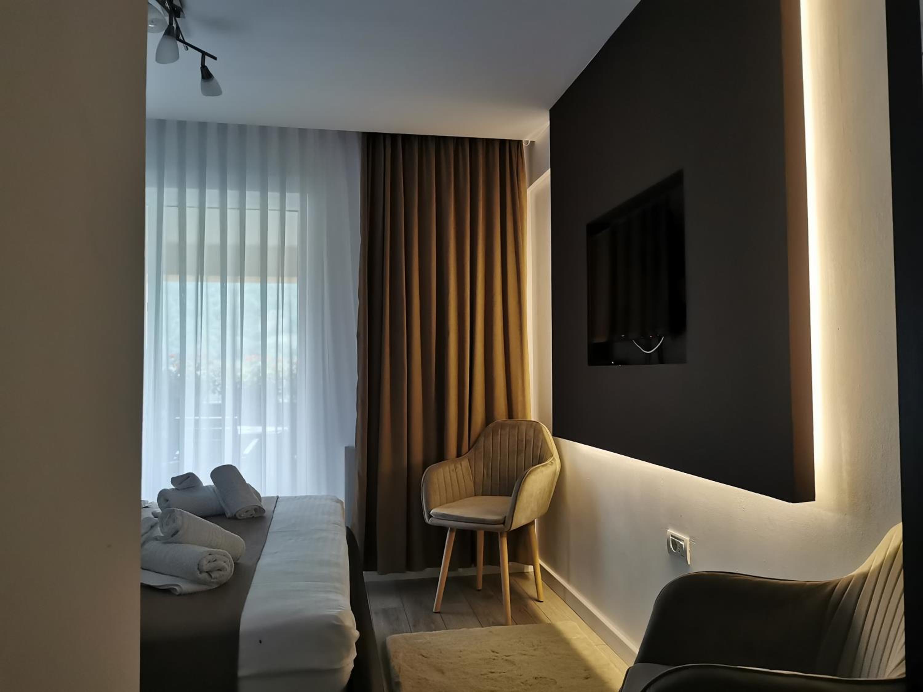 Double Room with Private Bathroom - Photo 1
