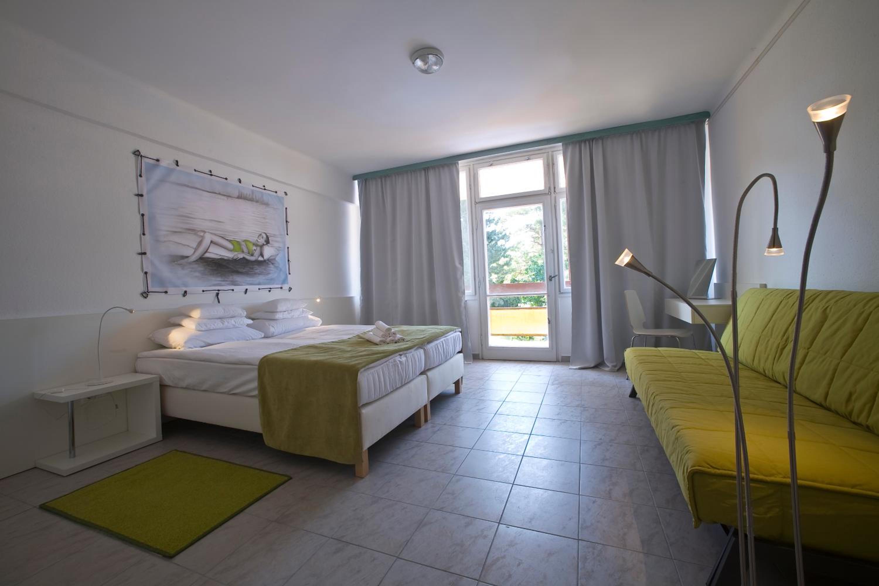 Family Room with Balcony photo 2