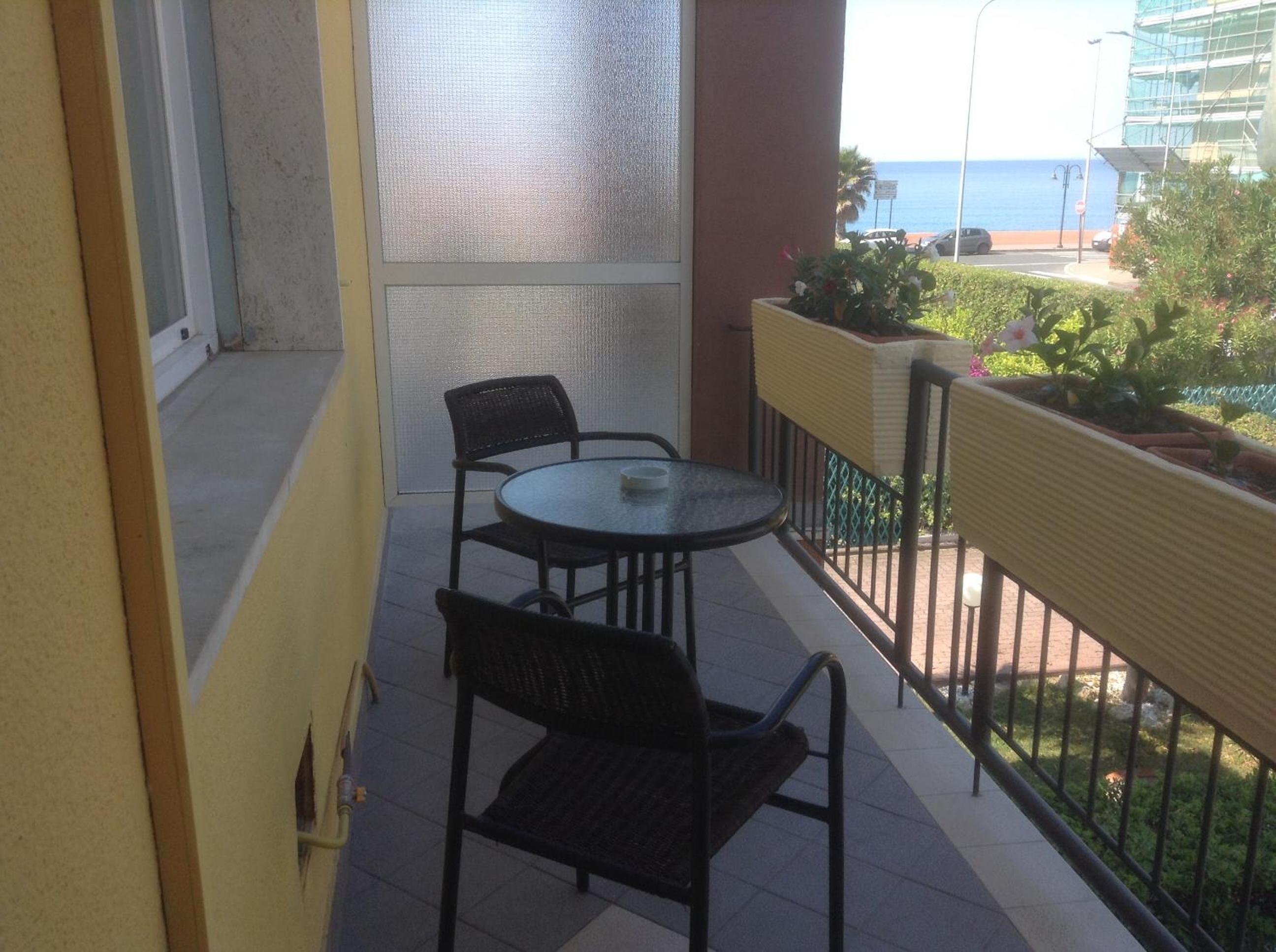Double Room with Balcony and Sea View - Photo 16