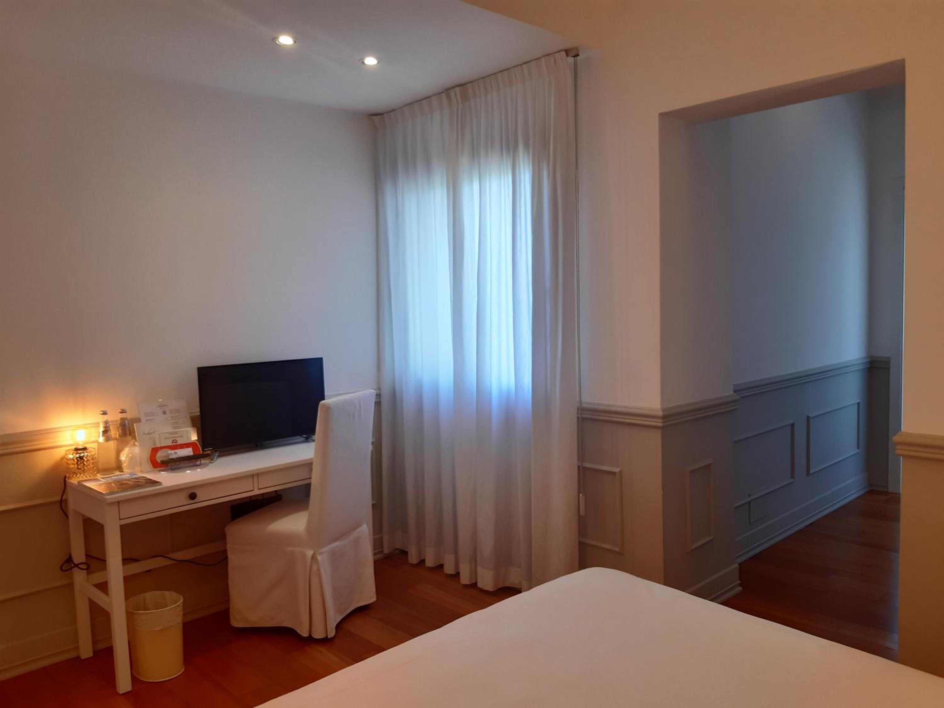 Double or Twin Room - Photo 14