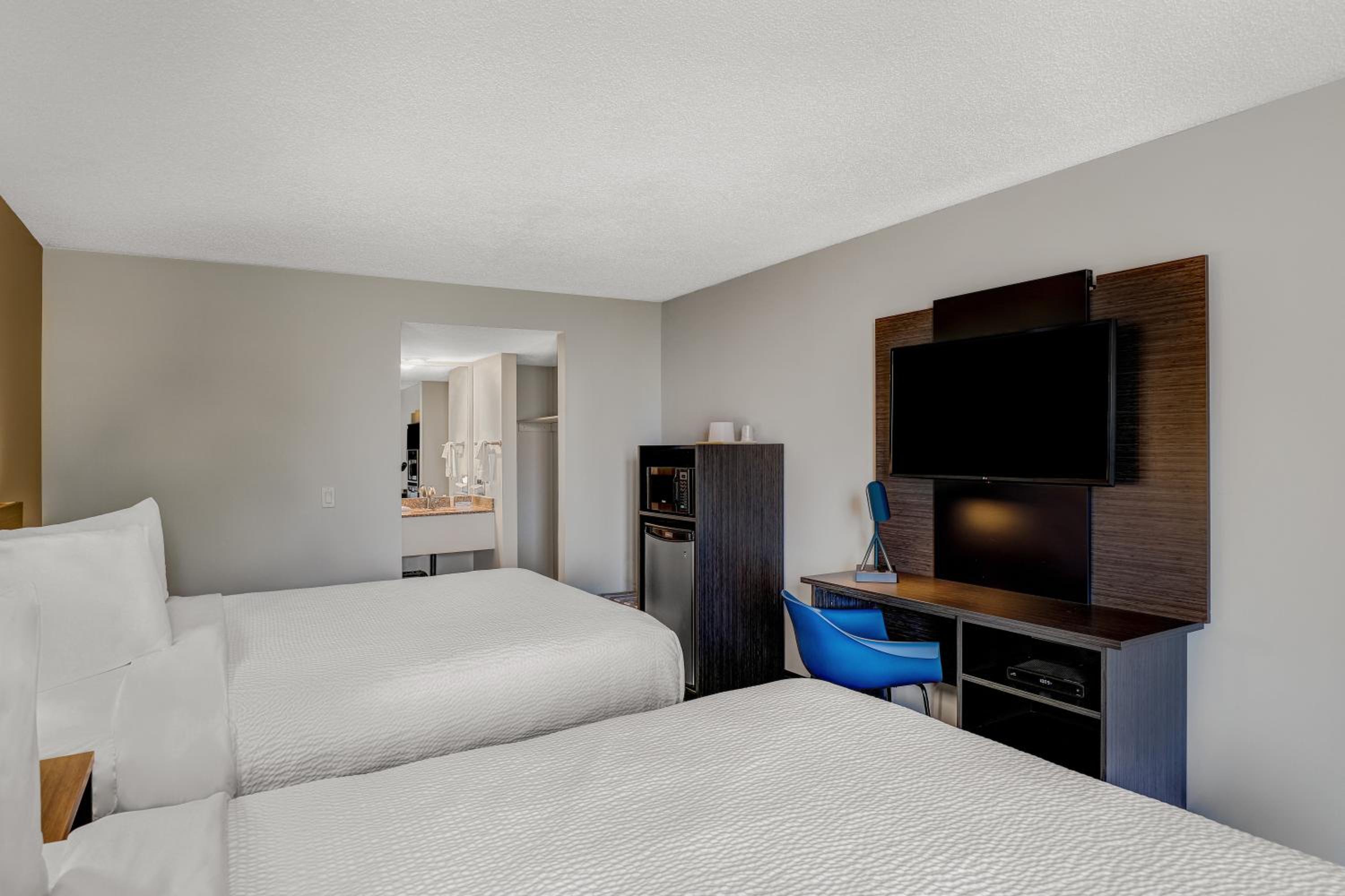 Deluxe Queen Room with Two Queen Beds - Non-Smoking photo 2