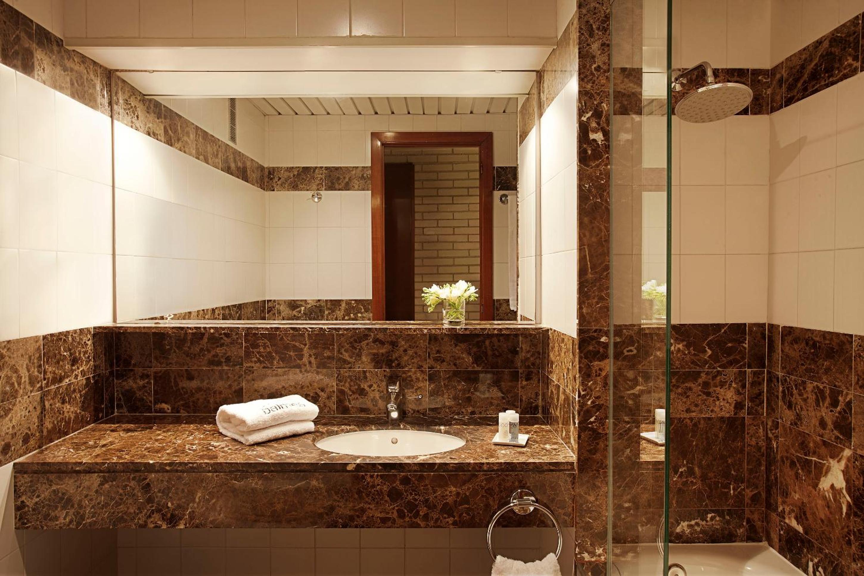 Deluxe Double or Twin Room with private terrace thumbnail 5