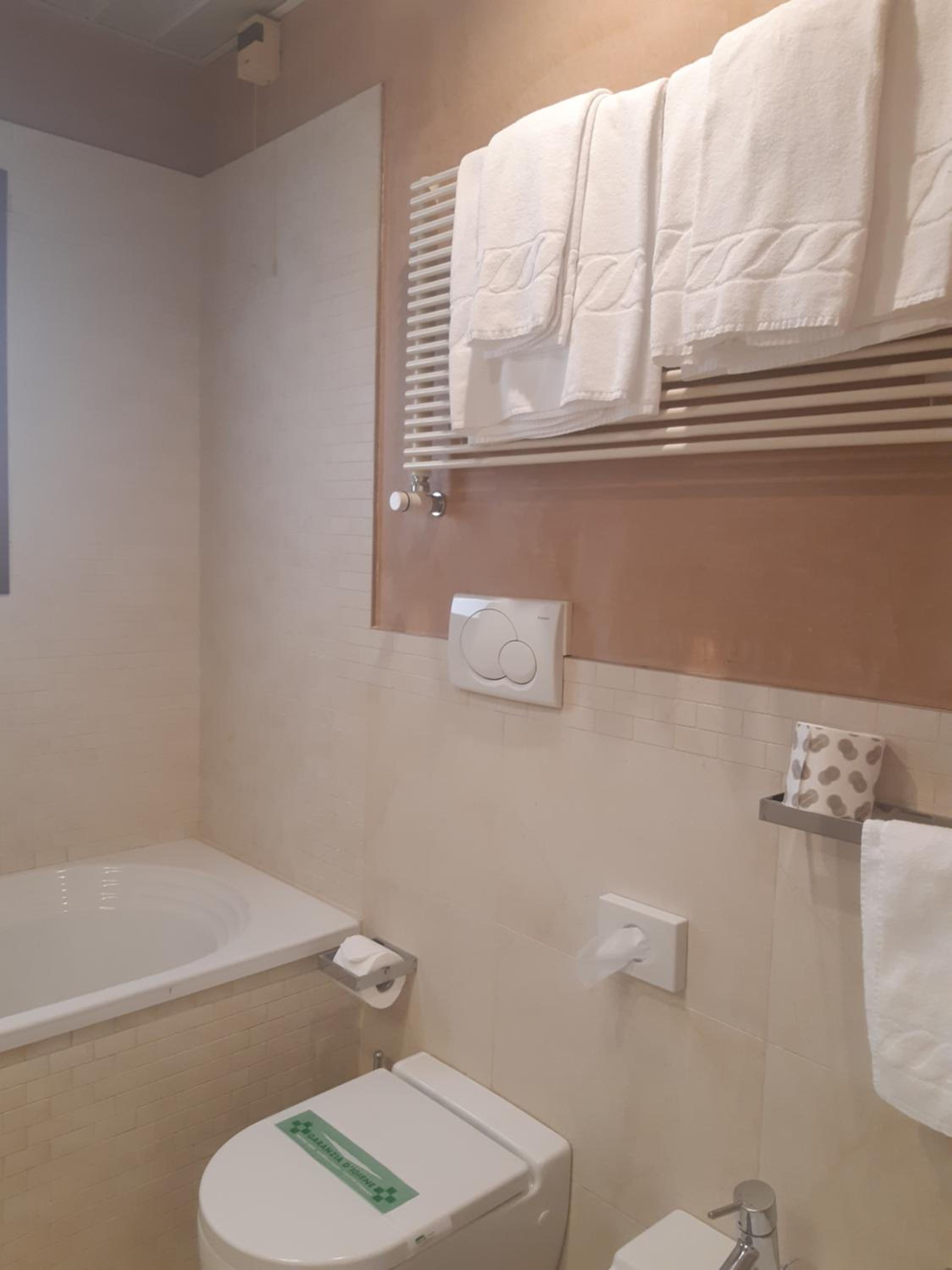 Double or Twin Room - Photo 5