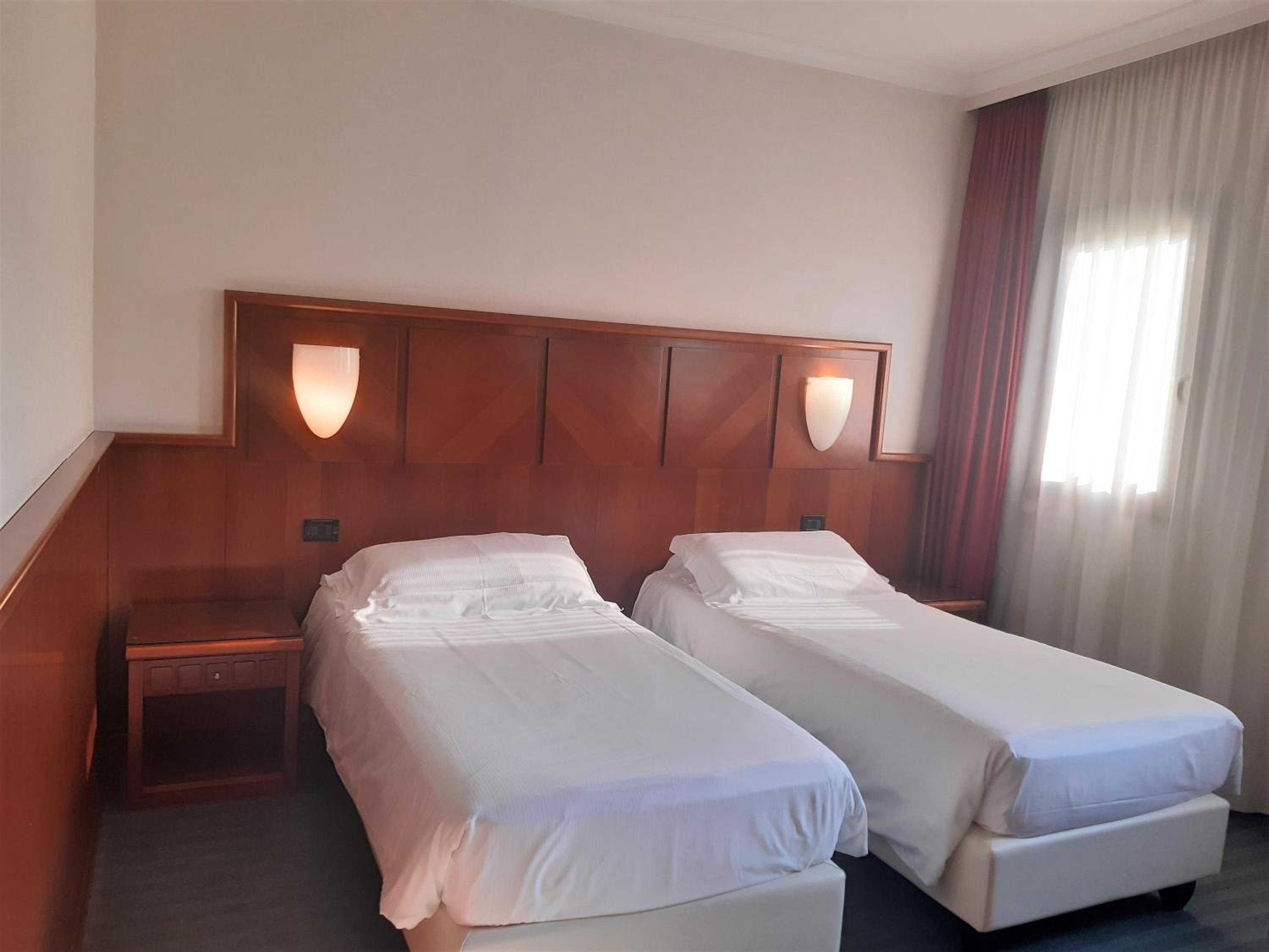 Double or Twin Room - Photo 8
