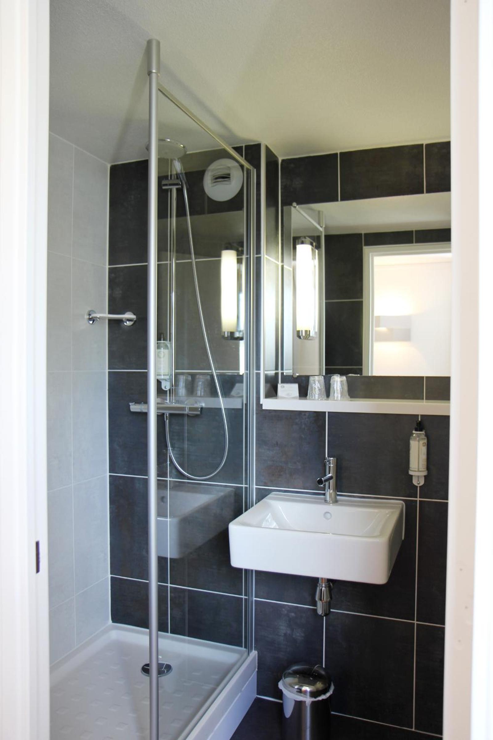 Premium Single Room - Photo 7
