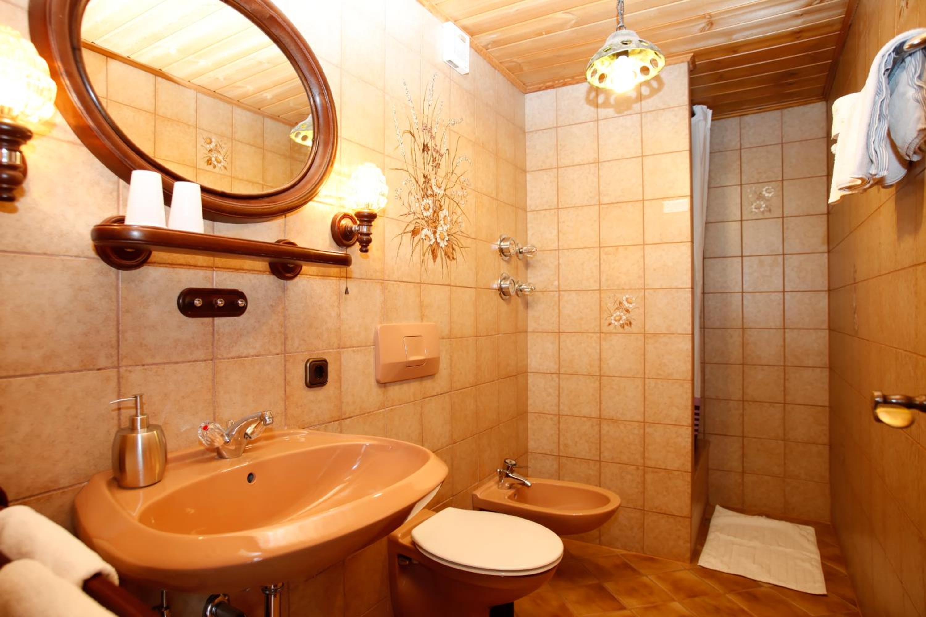 Single Room - Attic with shared bathroom and toilet photo 3