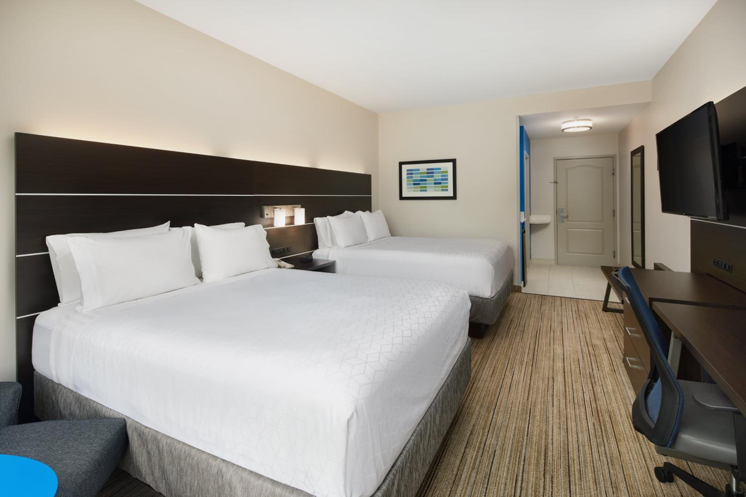 Standard Room with Two Queen Beds - Photo 3