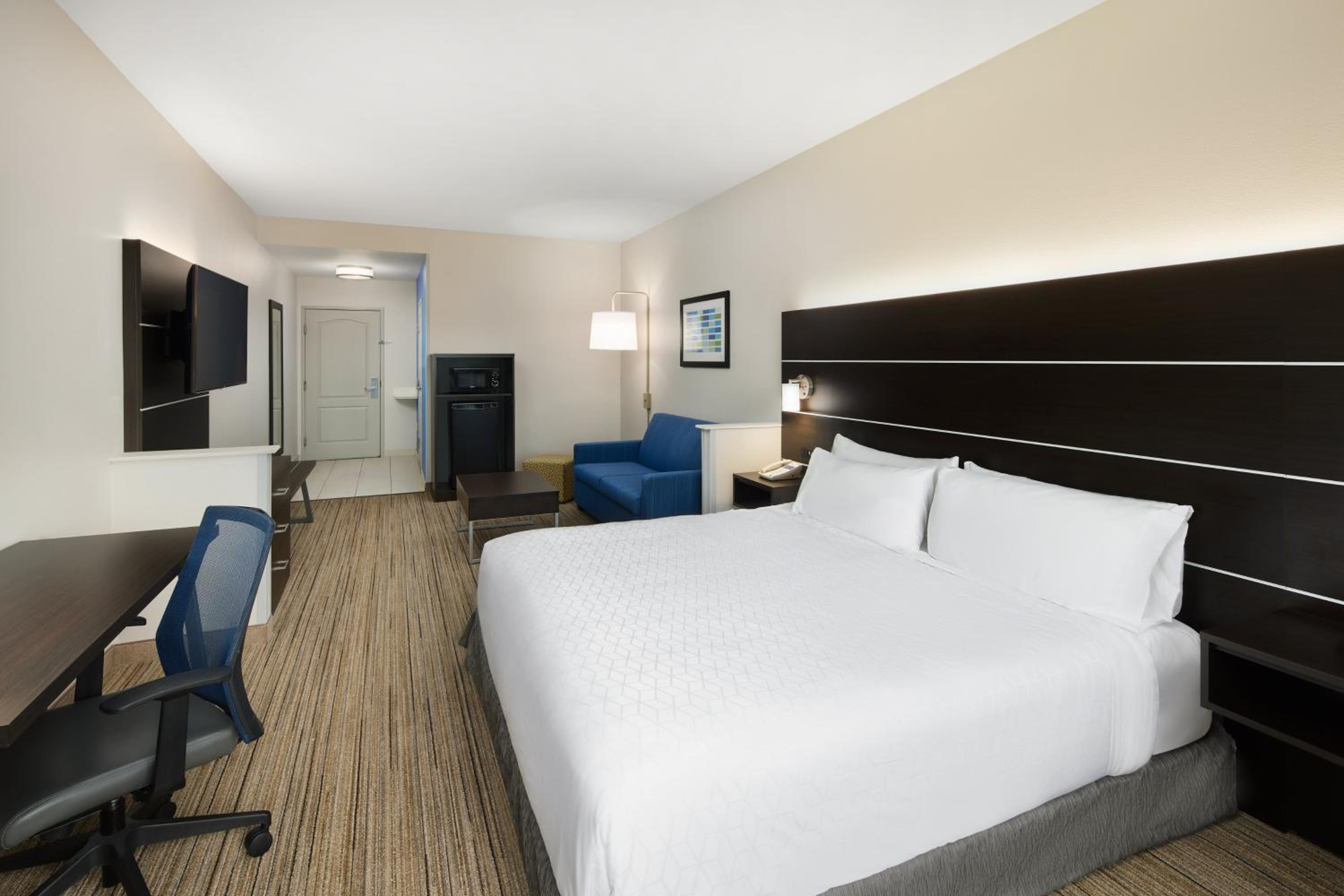 King Suite with Sofa Bed - Photo 4