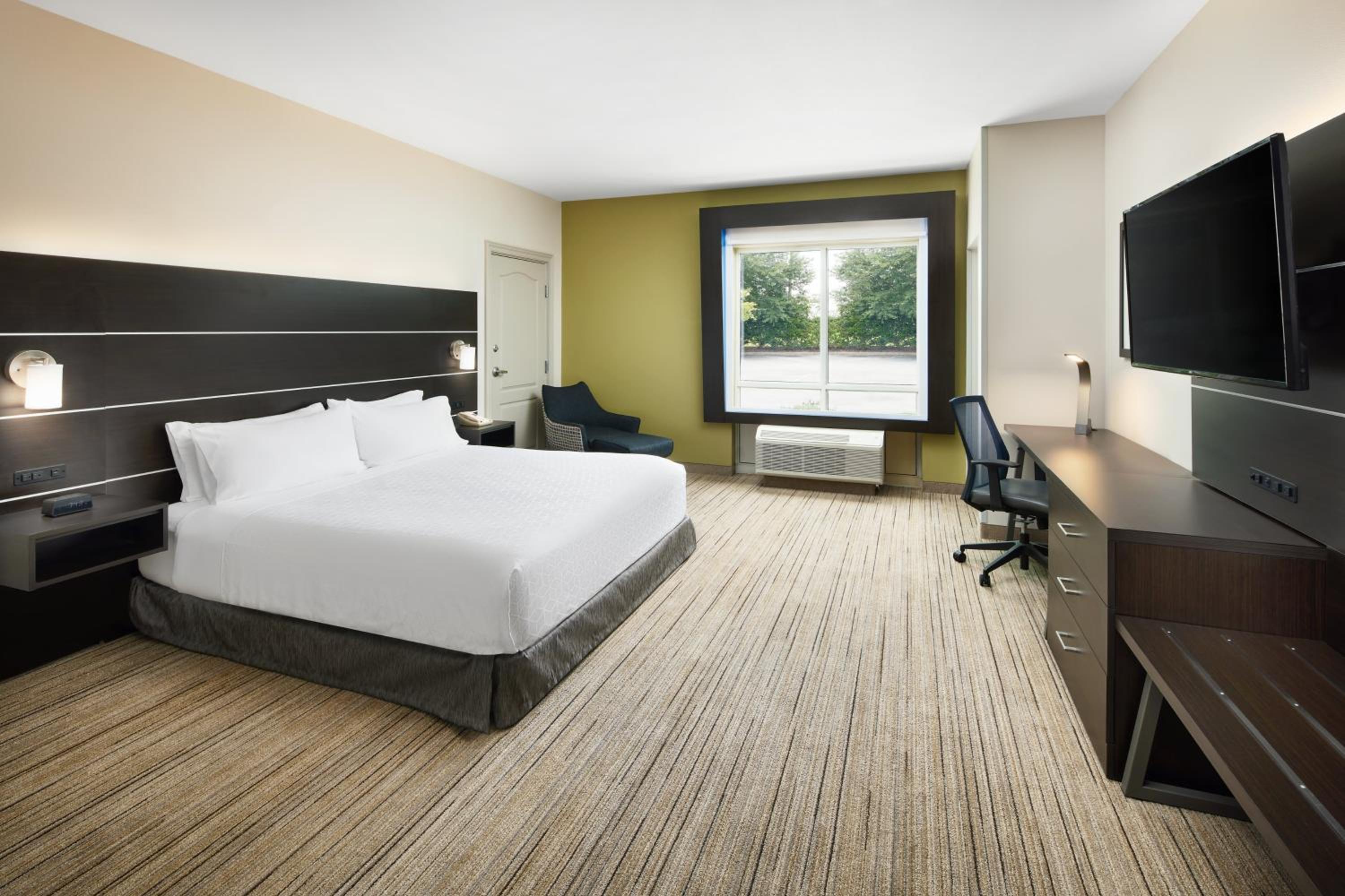 King Room with Mobility Accessible Roll-In Shower - Non-Smoking - Photo 3