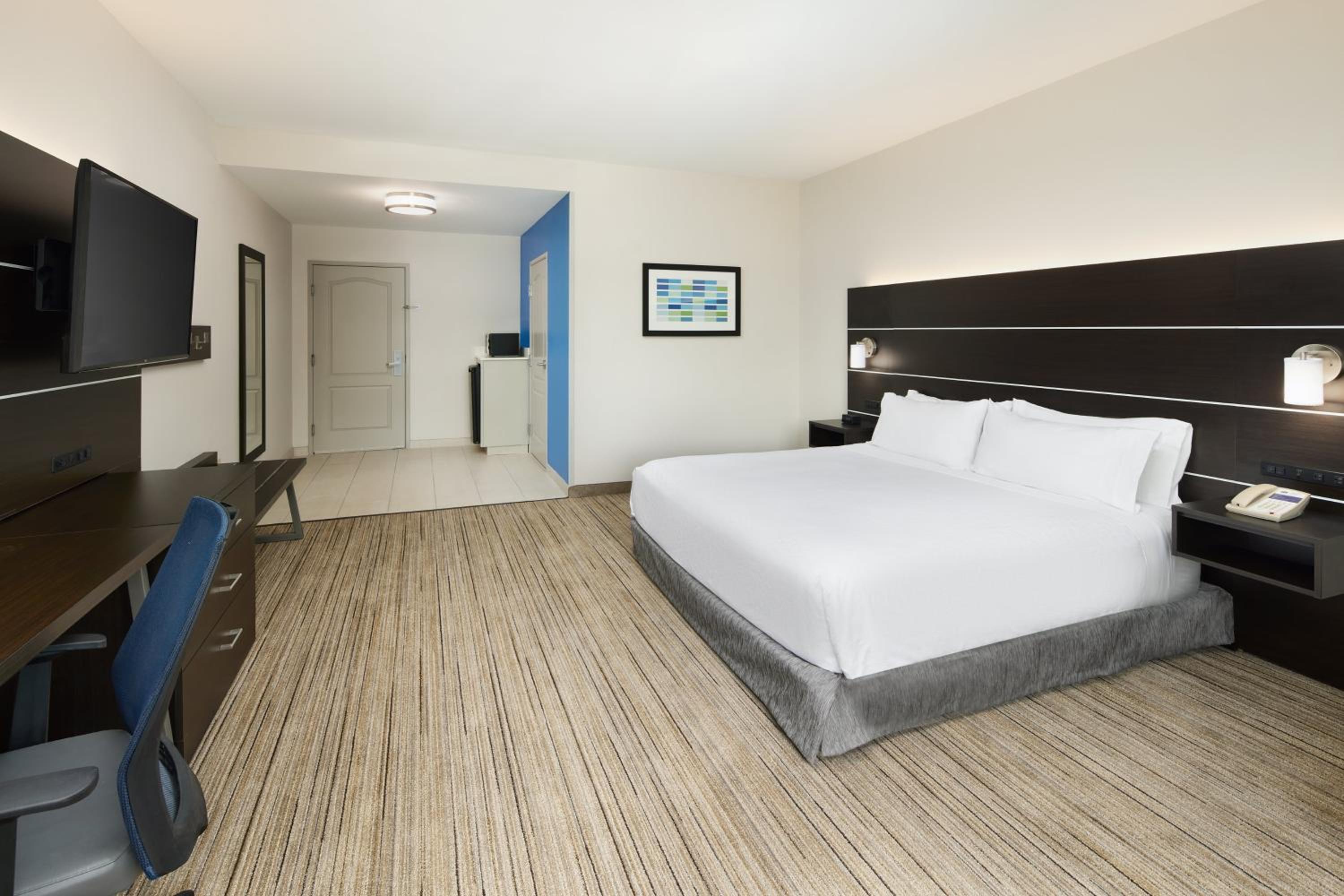 King Room with Mobility Accessible Roll-In Shower - Non-Smoking - Photo 4