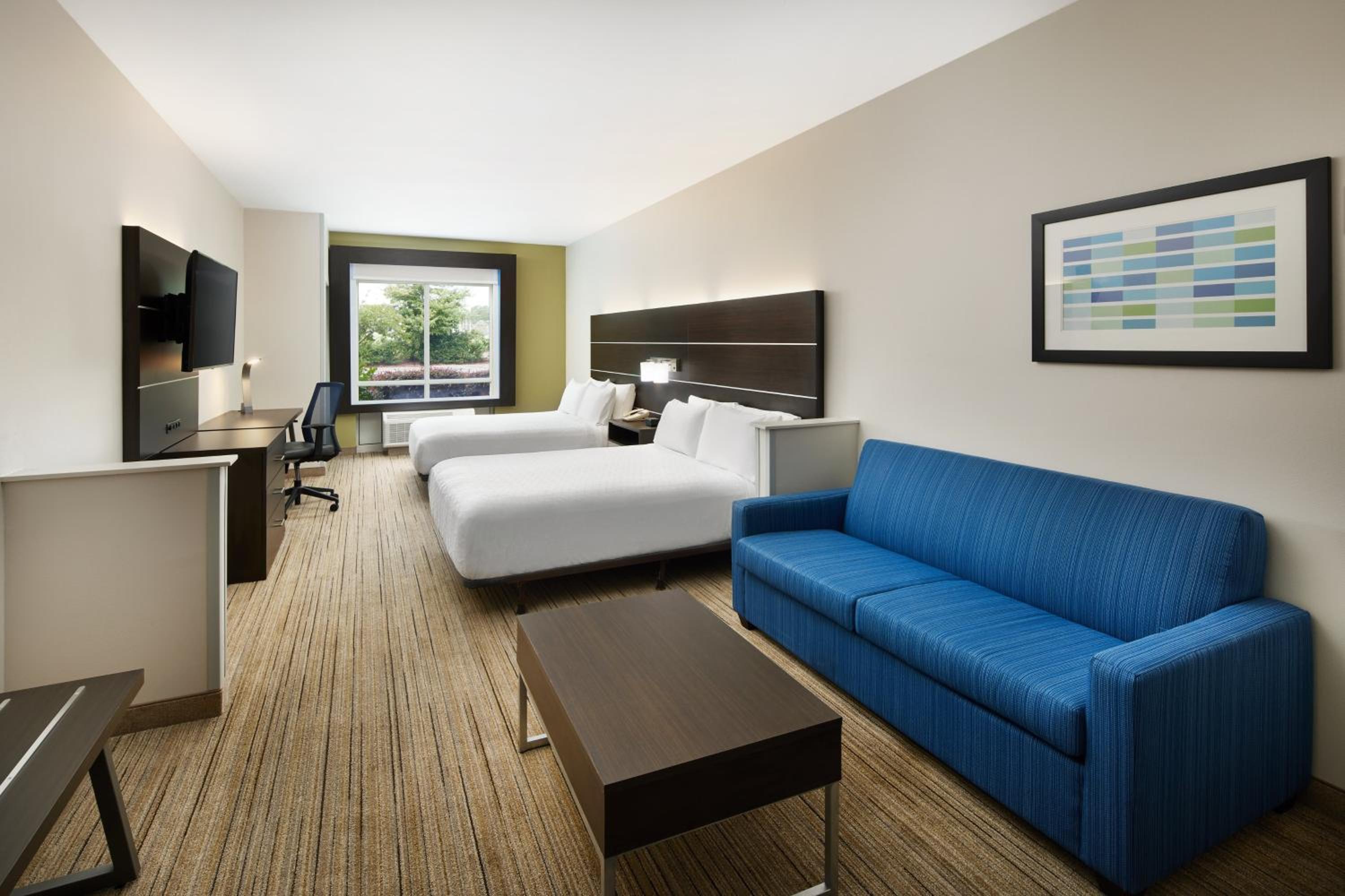 Queen Suite with Two Queen Beds and Sofa Bed - Photo 3