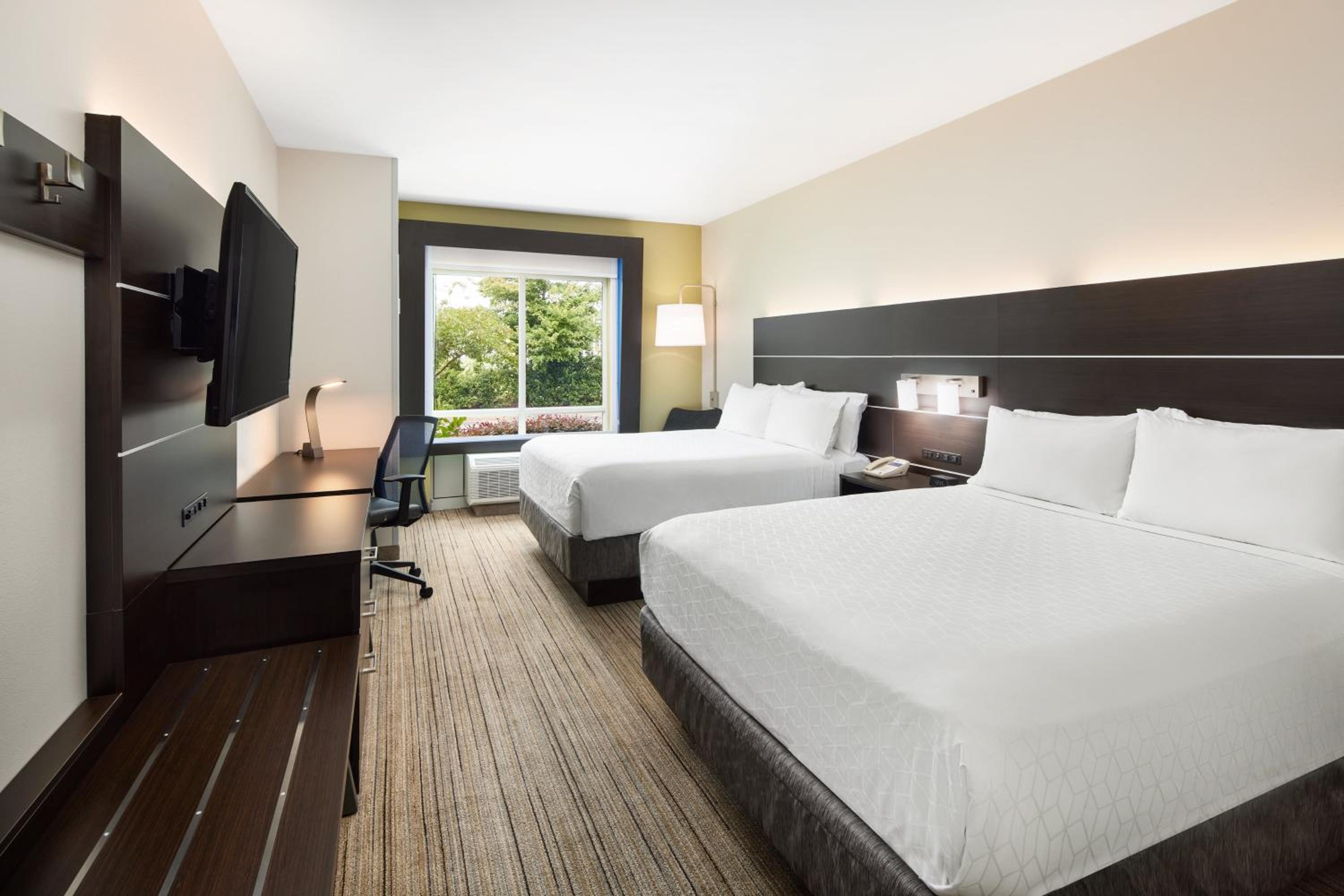 Standard Room with Two Queen Beds - Photo 2