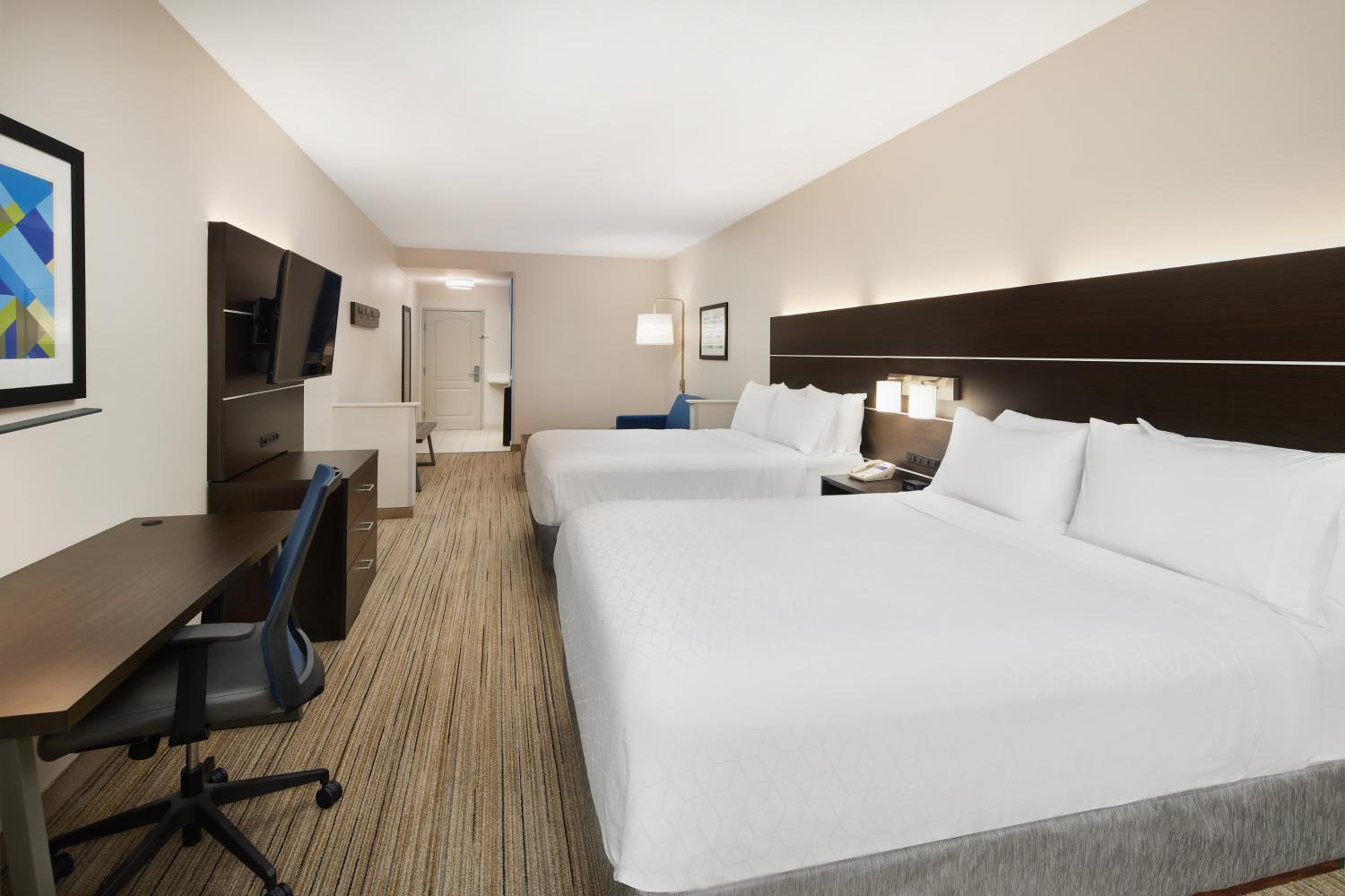 Queen Suite with Two Queen Beds and Sofa Bed - Photo 2