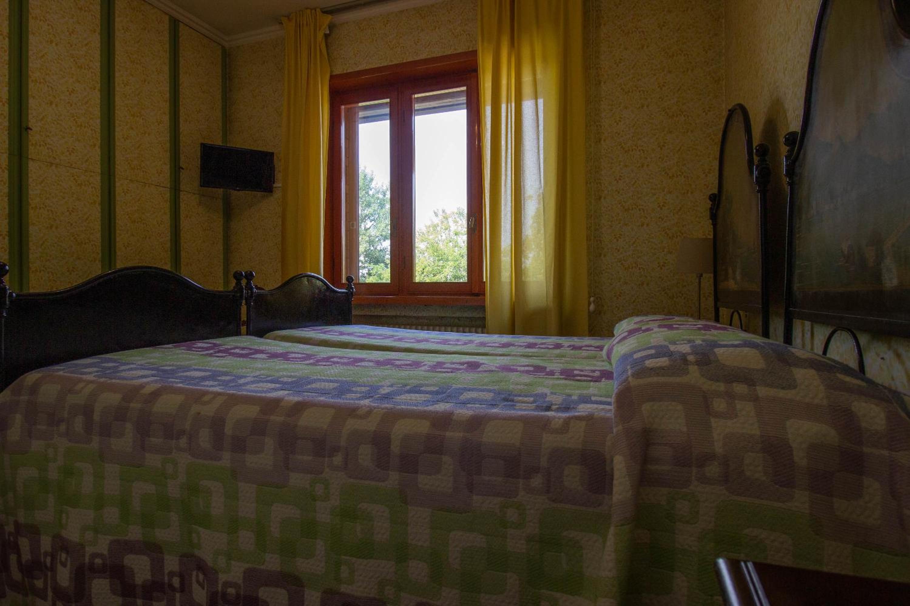 Twin Room with Bathroom - Photo 4