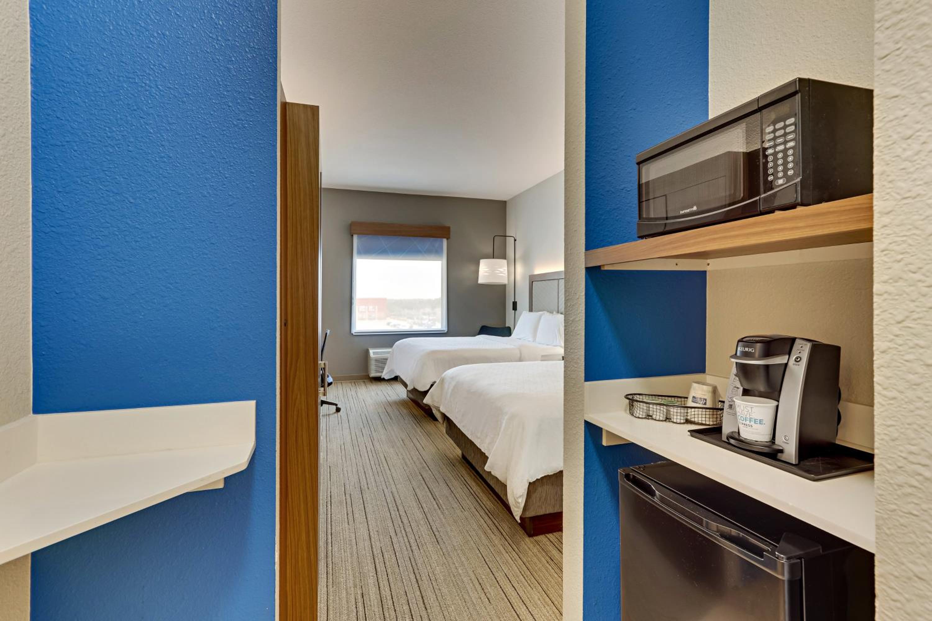 Standard Room with Two Queen Beds photo 3