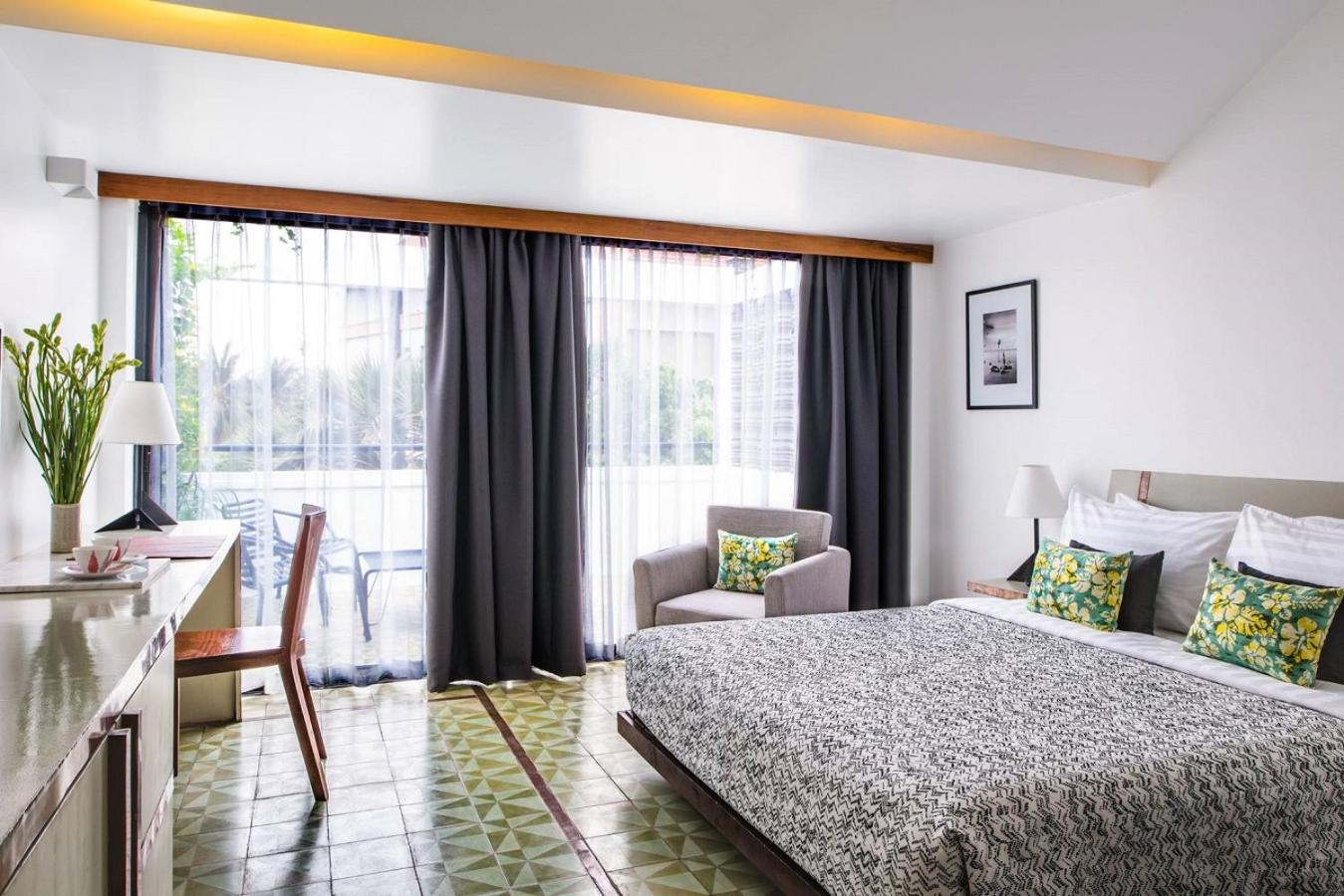 Deluxe King Room with Balcony - Photo 2
