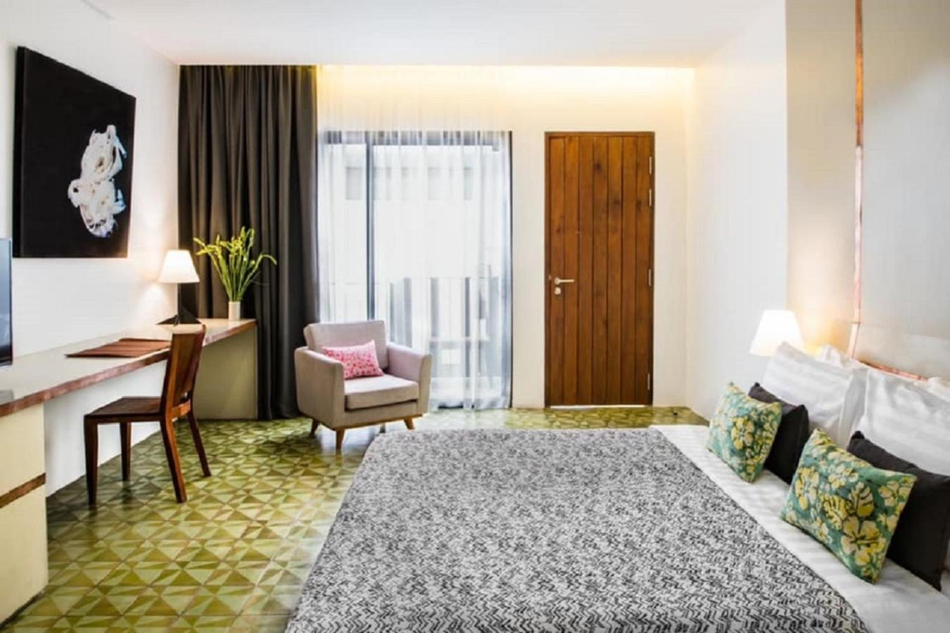 Deluxe King Room with Balcony - Photo 1