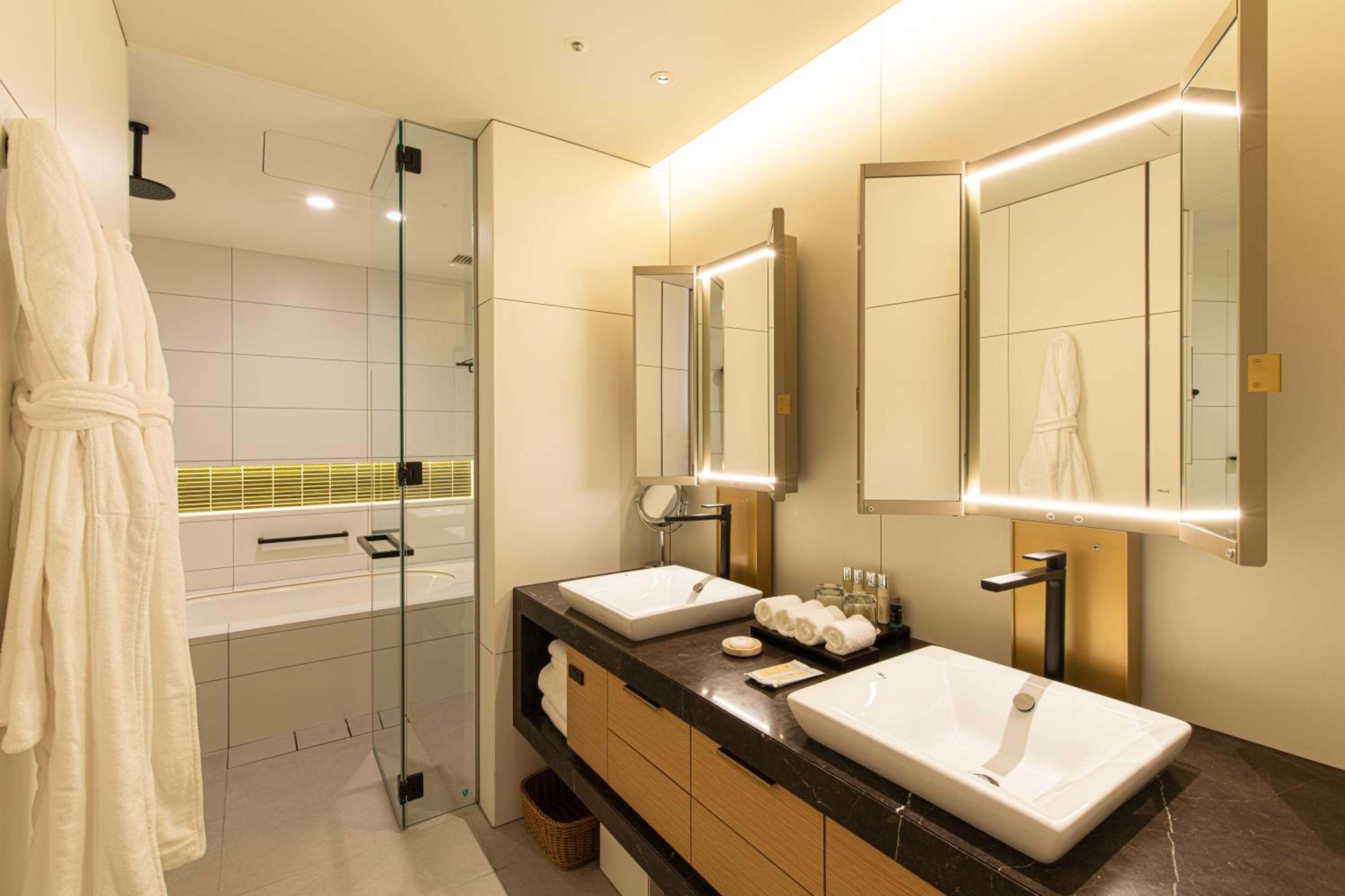 Deluxe Twin Room with Free Lounge Access - Photo 5